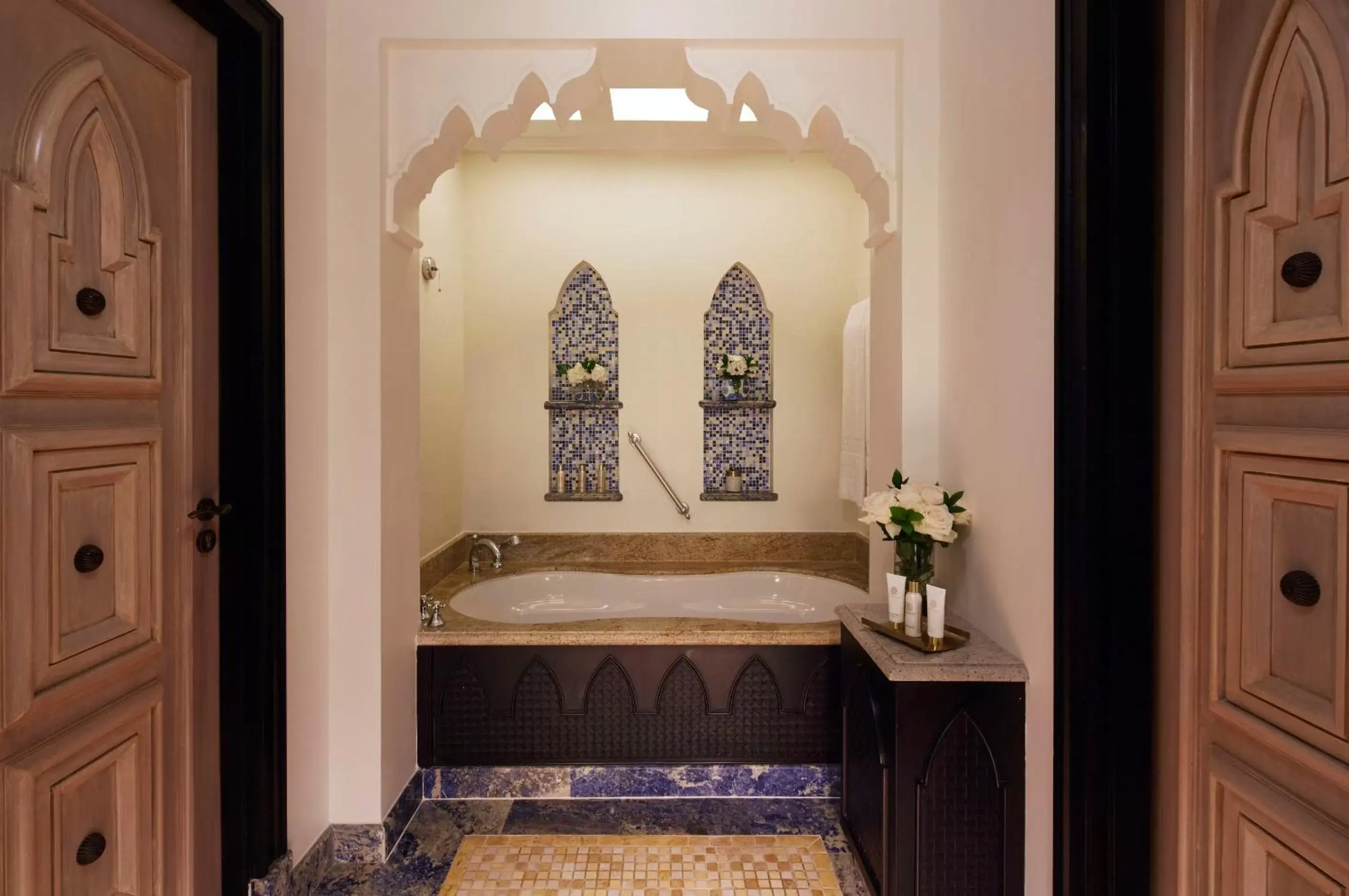 Bathroom, Bed in Jumeirah Mina A'Salam
