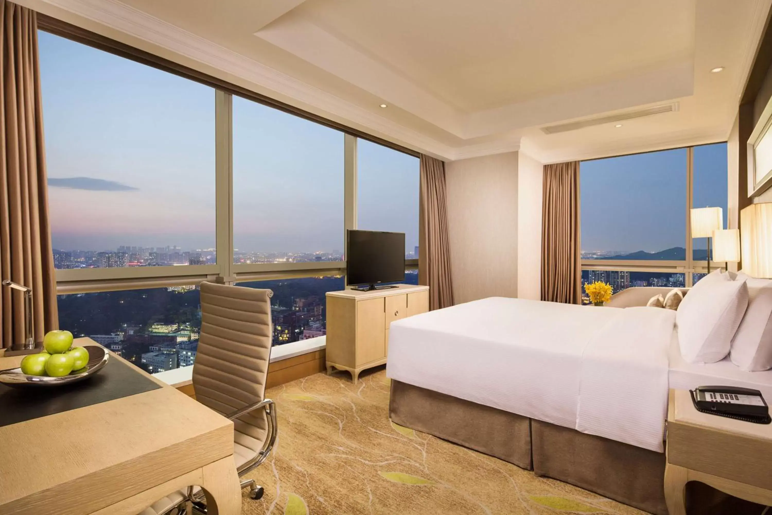 Bed, Mountain View in DoubleTree by Hilton Guangzhou - Closed to Sun Yat-sen Memorial Hall and Beijing Road Pedestrian Street