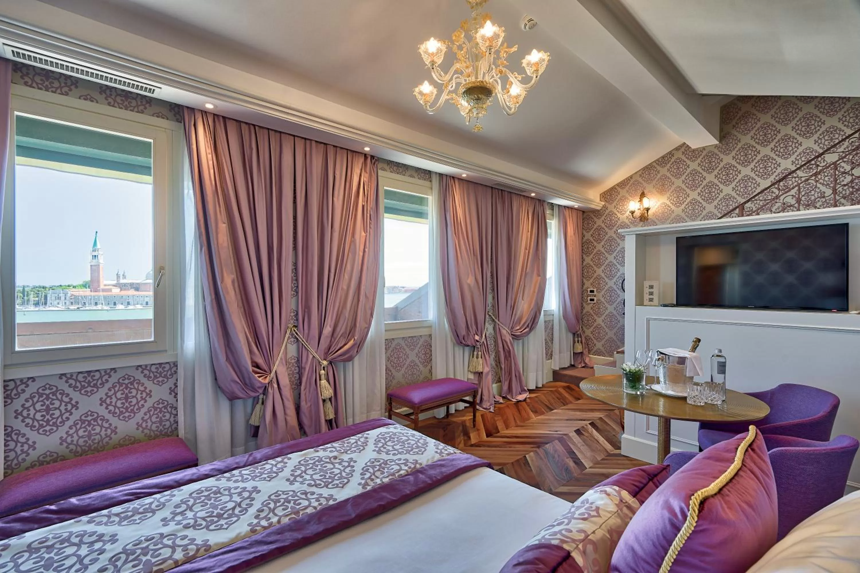 Bed in Londra Palace Venezia