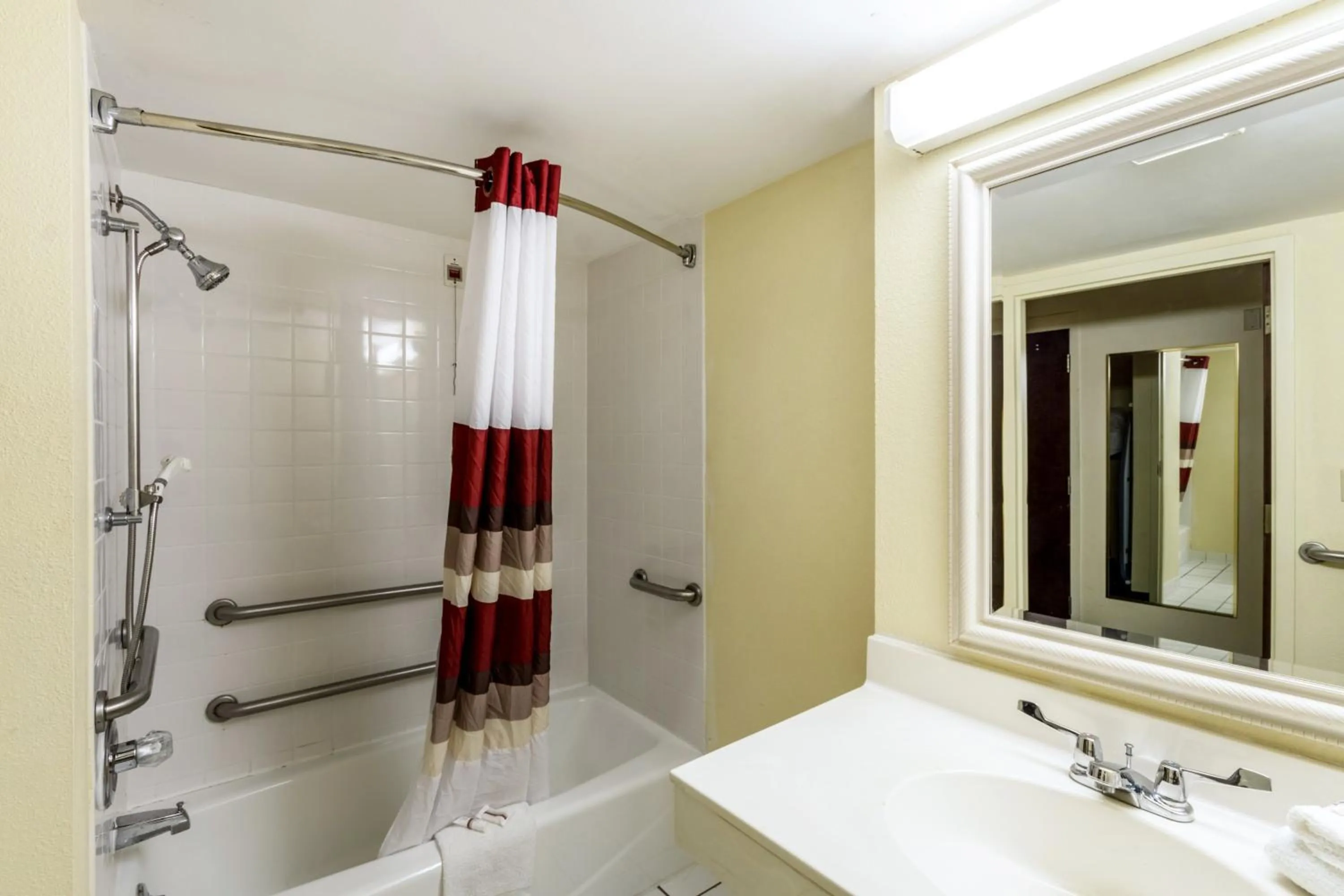 Bathroom in Red Roof Inn Morehead