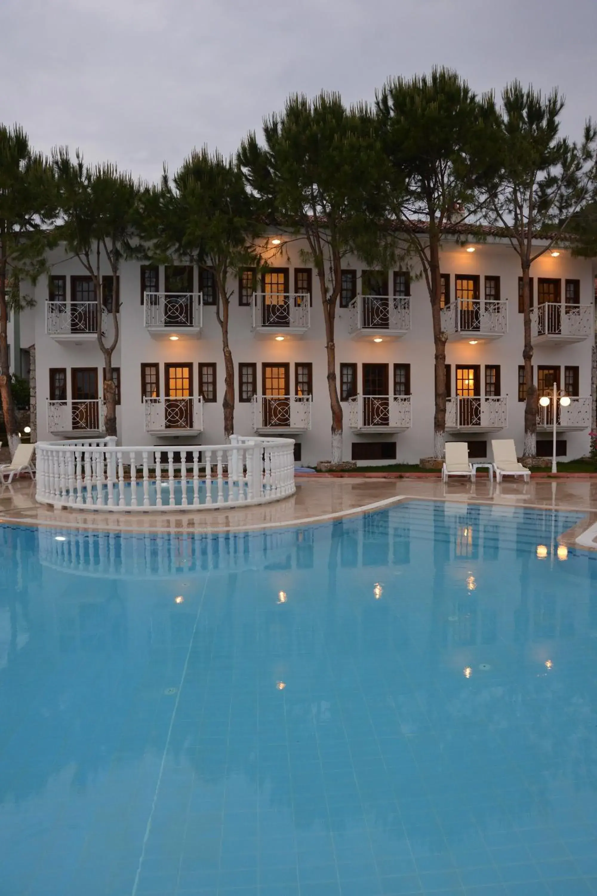 Swimming Pool in White Otel