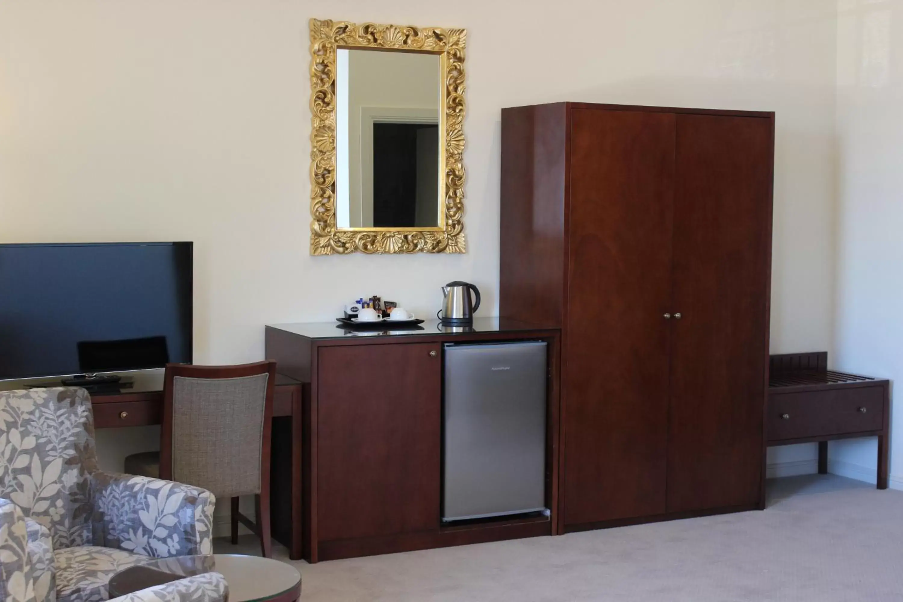 Coffee/tea facilities, TV/Entertainment Center in Quality Hotel Regent Rockhampton