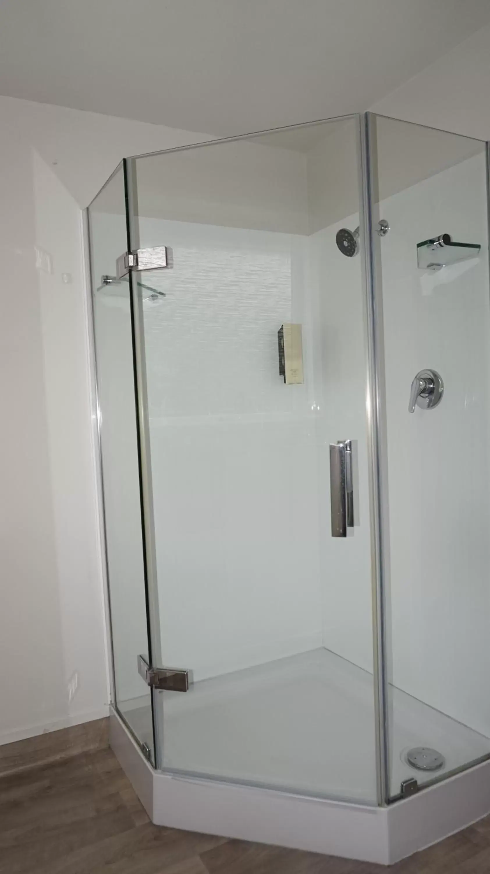 Shower, Bathroom in Ashleigh Court Motel