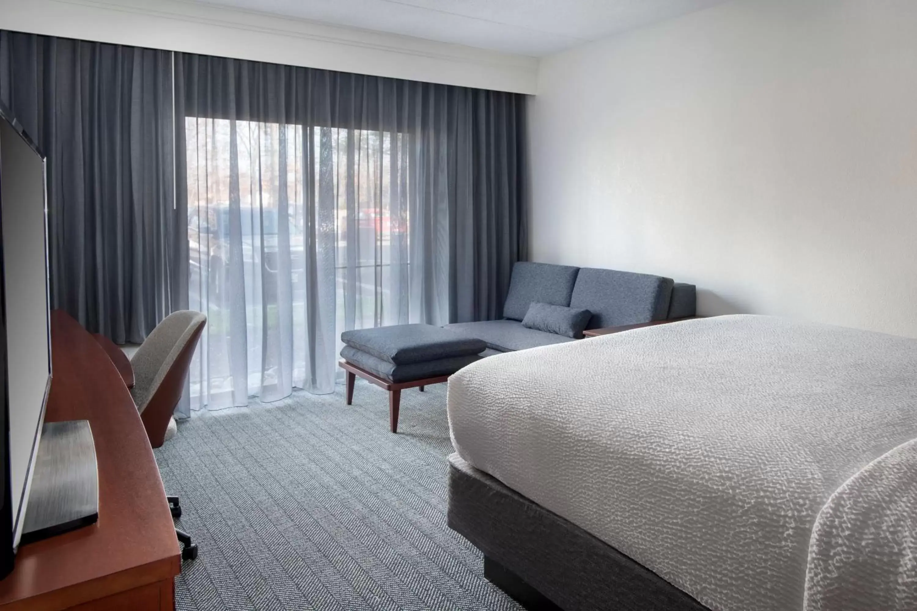 Photo of the whole room, Bed in Courtyard by Marriott Silver Spring North/White Oak