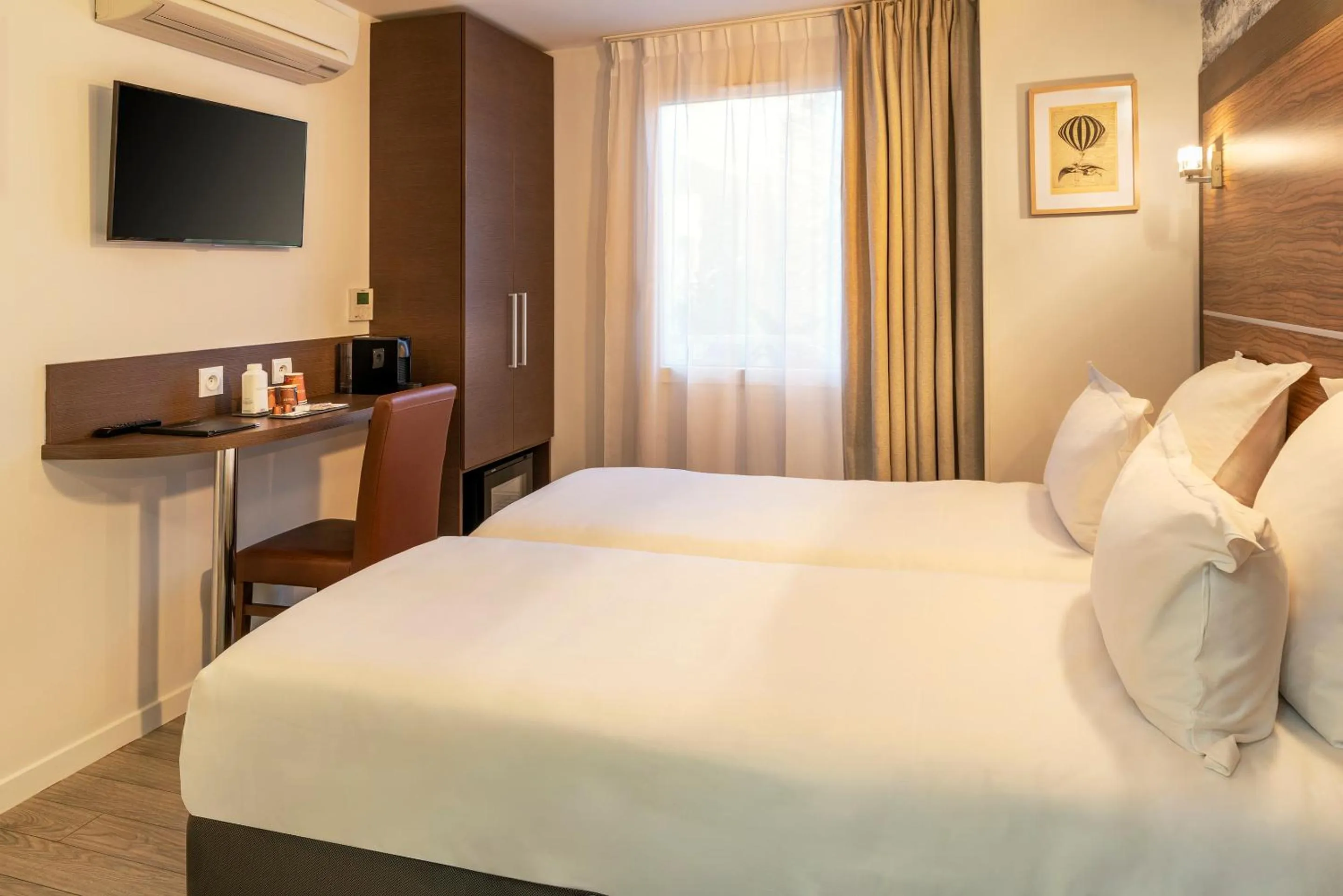 Bed in Hotel Apolonia Paris Mouffetard, Sure Hotel Collection by Best Western