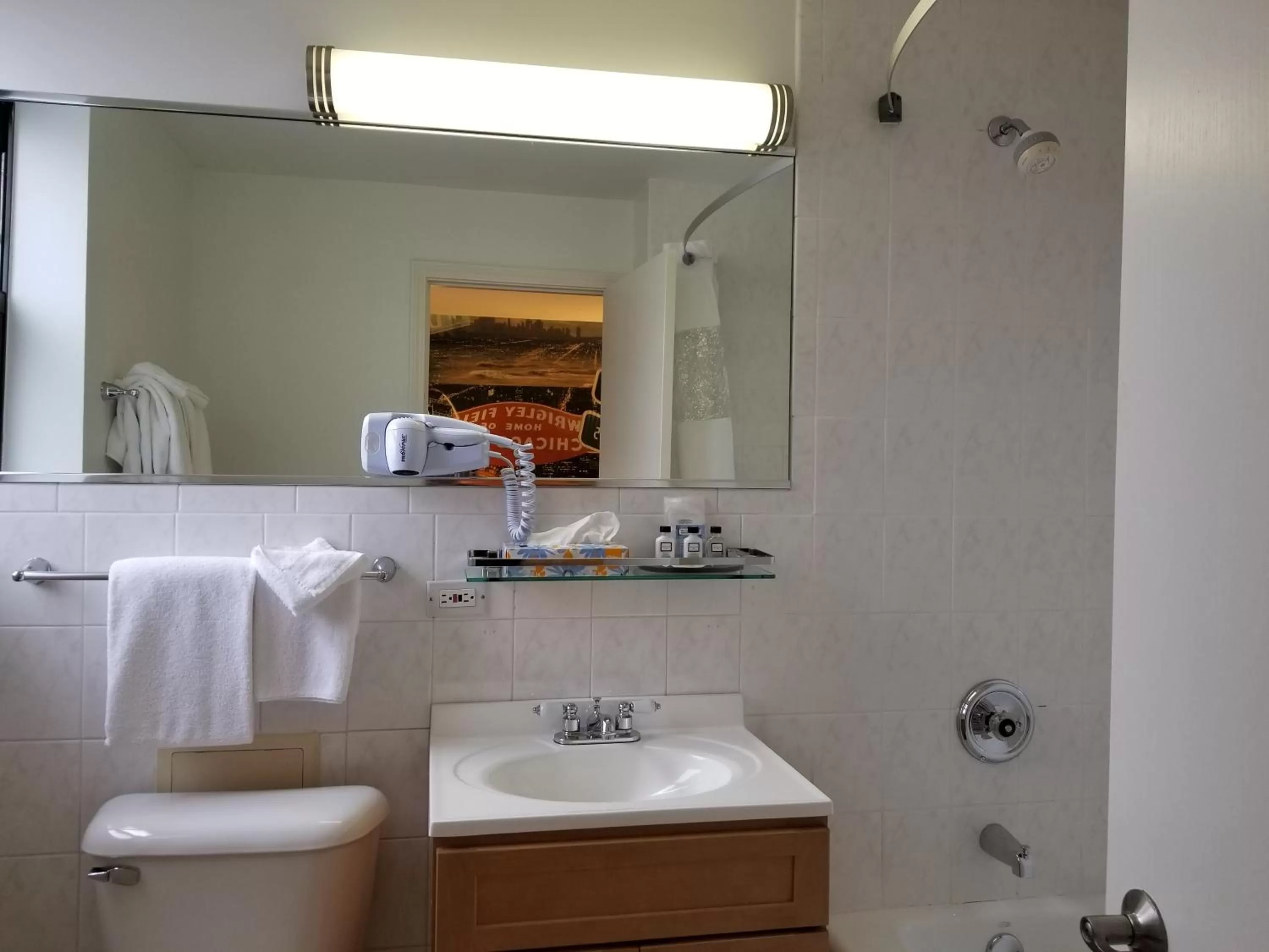 Bathroom in Hotel Versey Days Inn by Wyndham Chicago