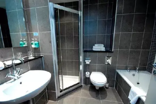 Bathroom in Killarney Court Hotel