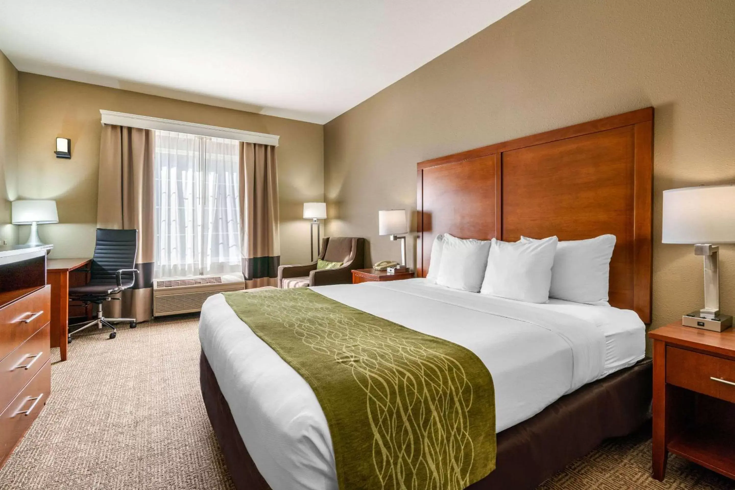 Photo of the whole room, Bed in Comfort Inn & Suites Sacramento – University Area