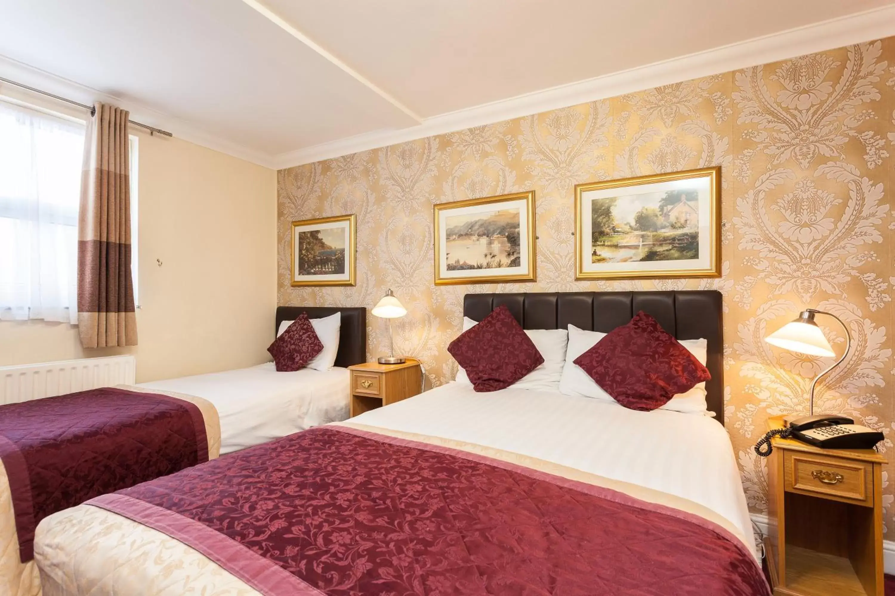 Large Twin Room in Roseview Alexandra Palace Hotel