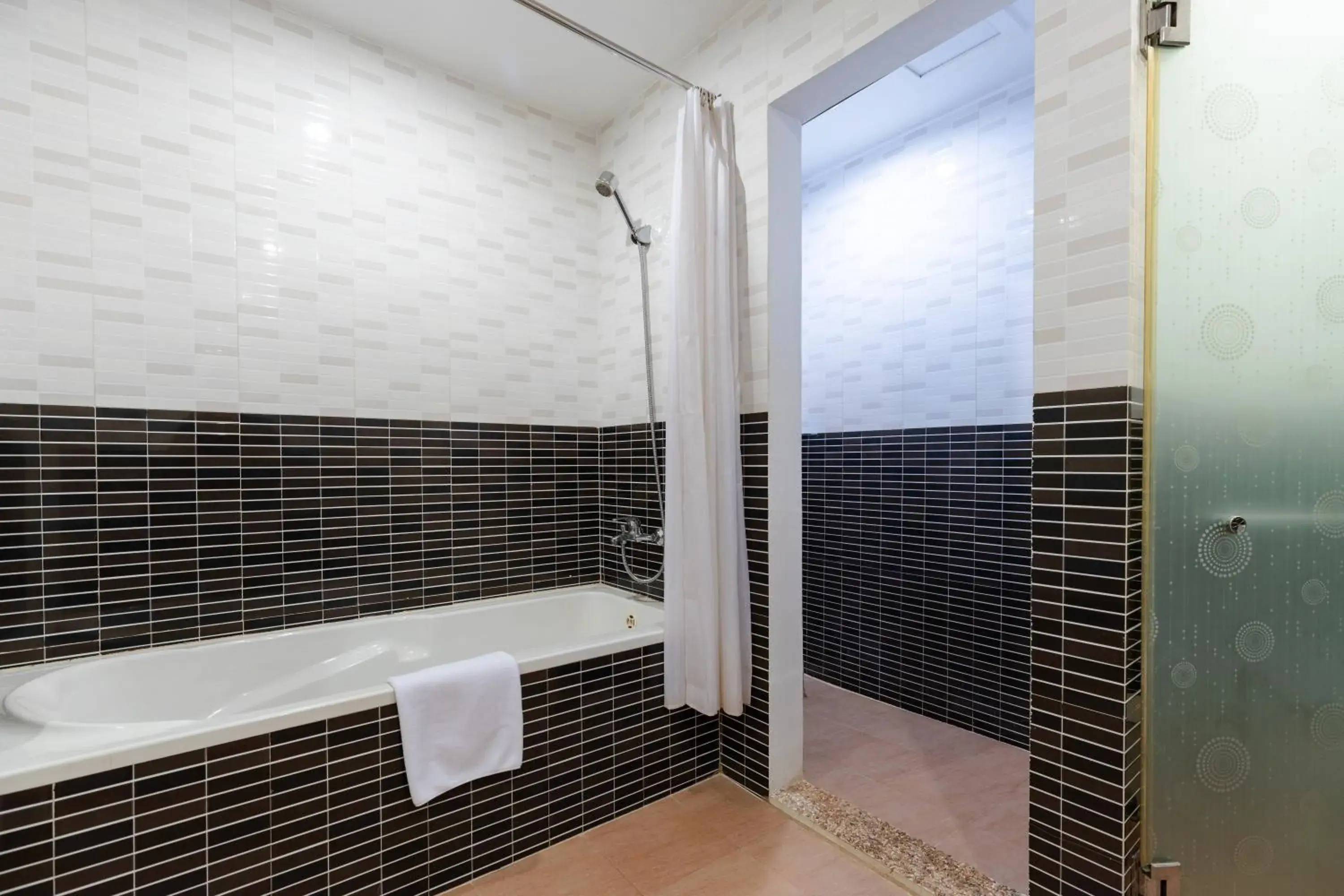 Bath, Bathroom in Siem Reap Comforts Hostel