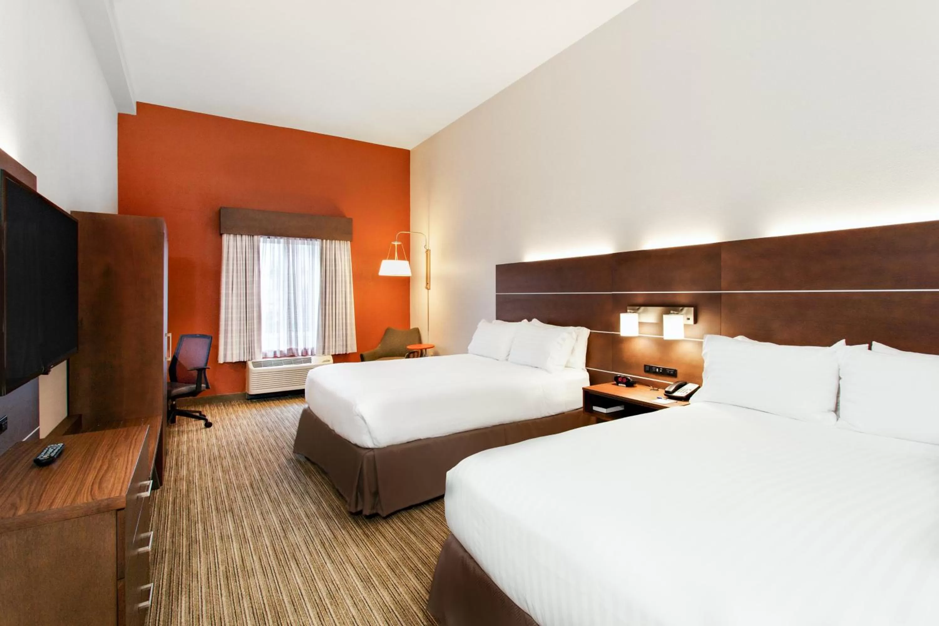 Photo of the whole room, Bed in Holiday Inn Express Lake Wales North-Winter Haven by IHG