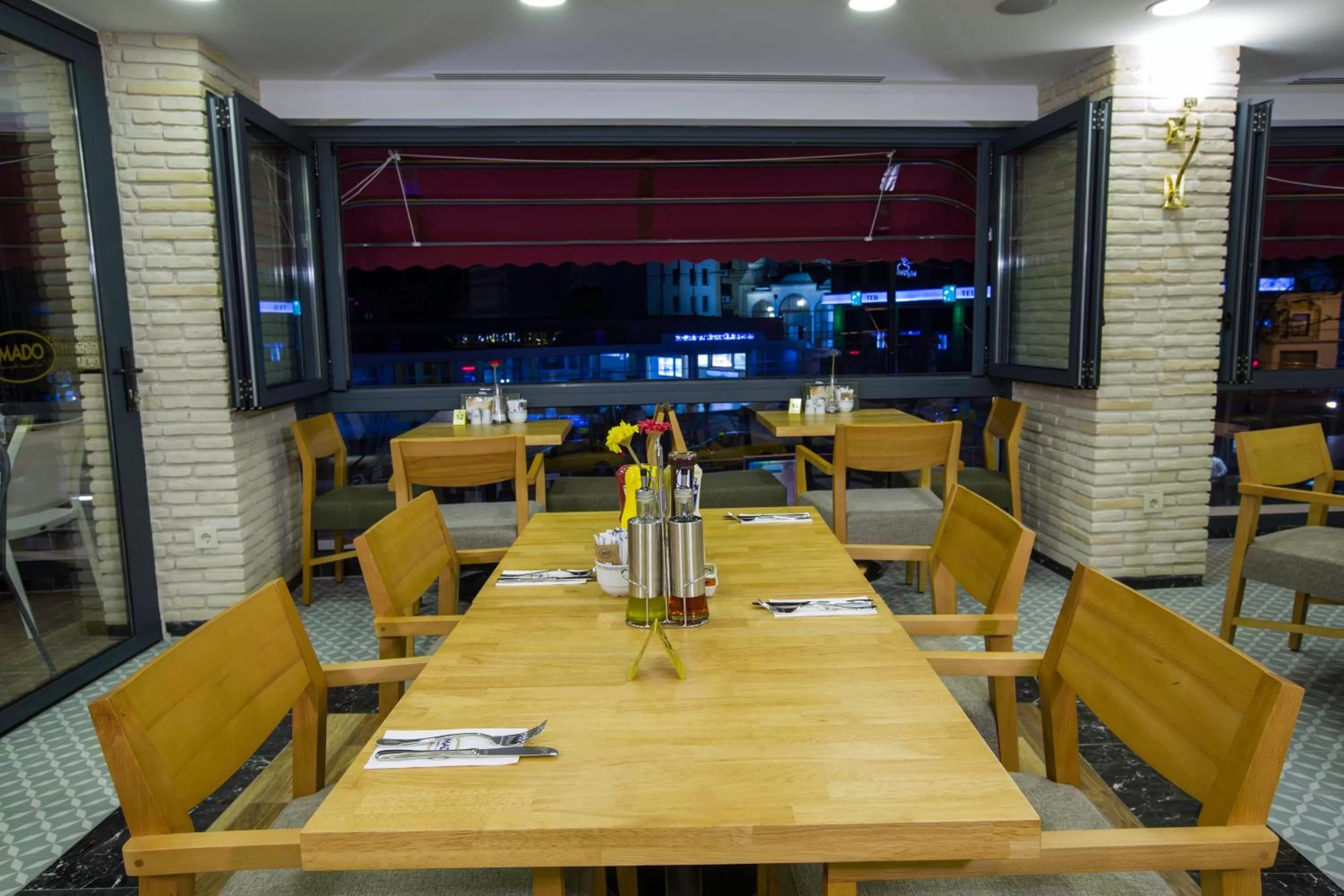 Restaurant/places to eat in Empire Suite Hotel