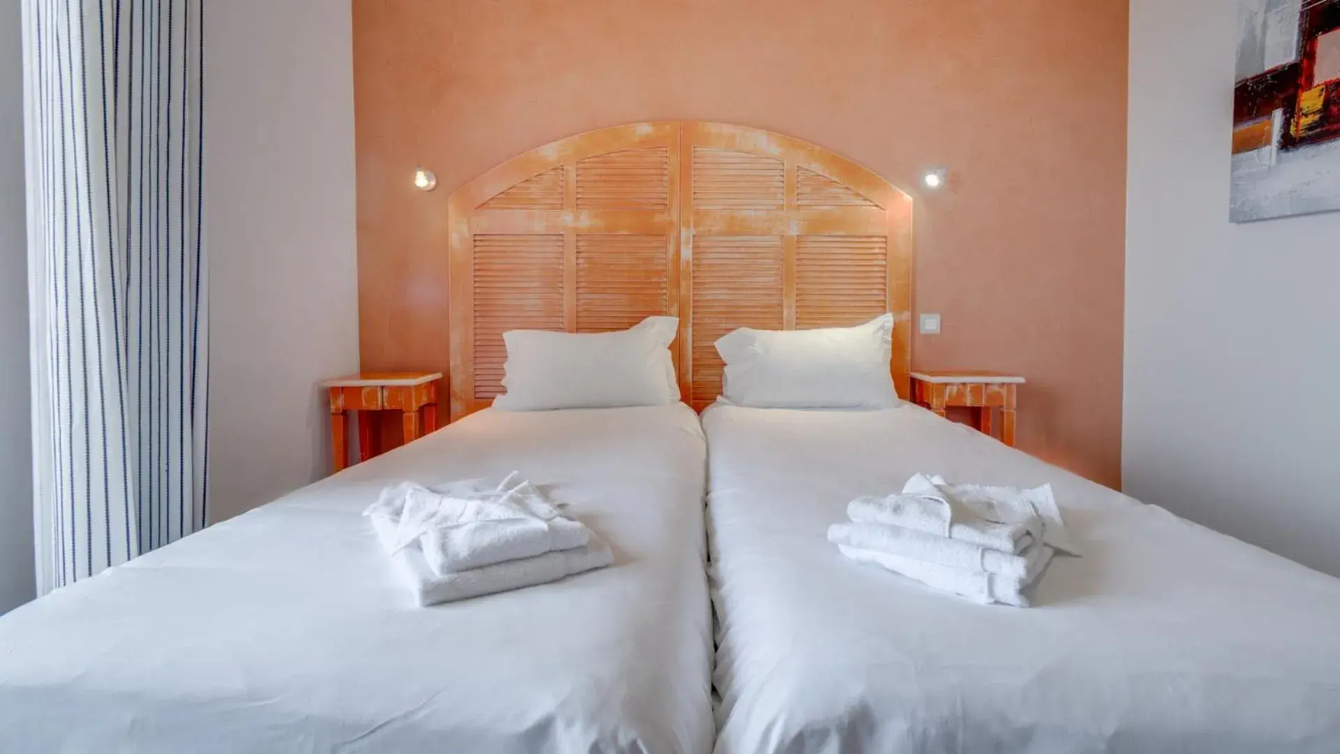 Photo of the whole room, Bed in Vacancéole  Le Domaine de Camiole