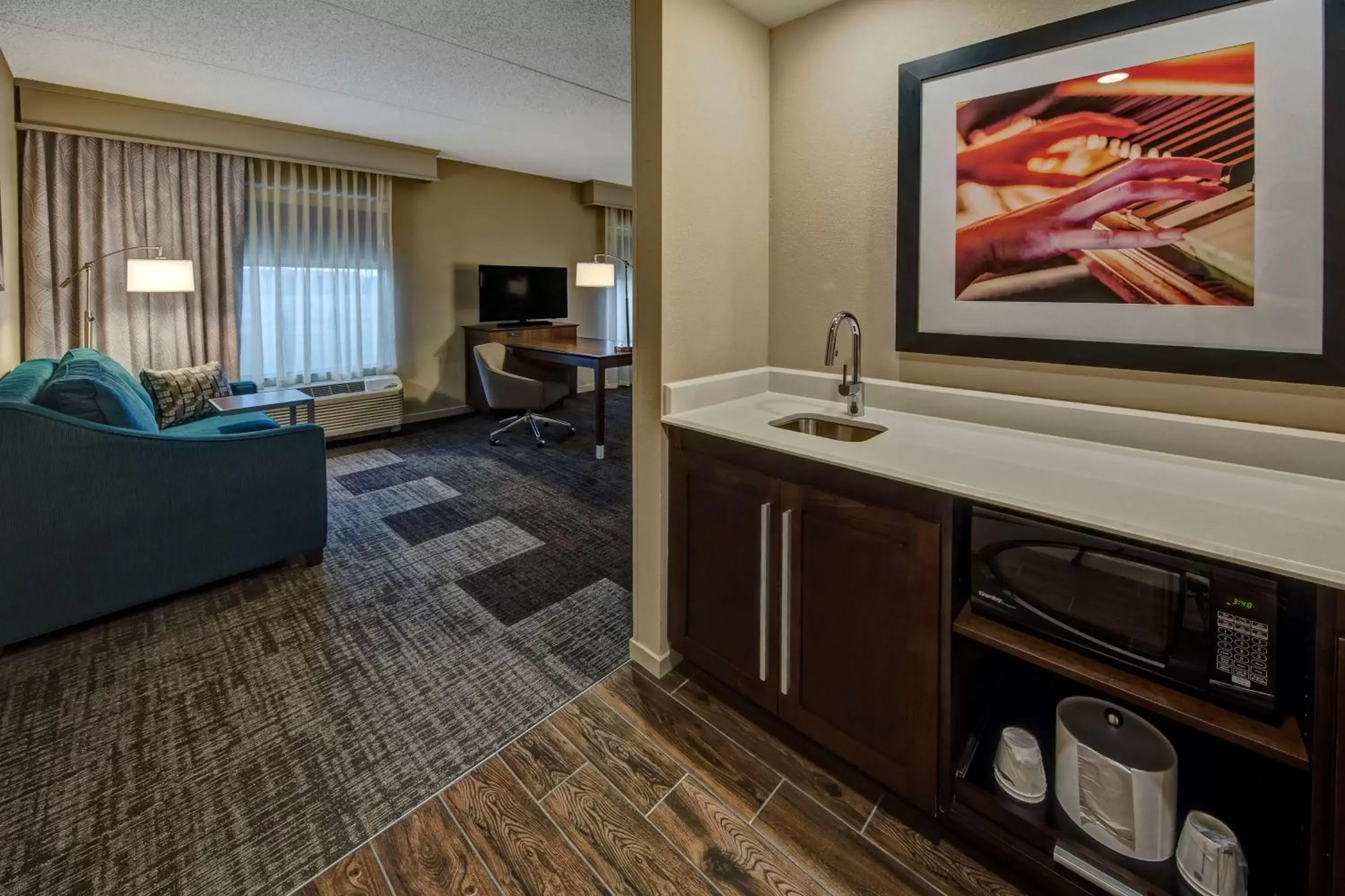 Kitchen or kitchenette, TV/Entertainment Center in Hampton Inn & Suites By Hilton Nashville Hendersonville Tn