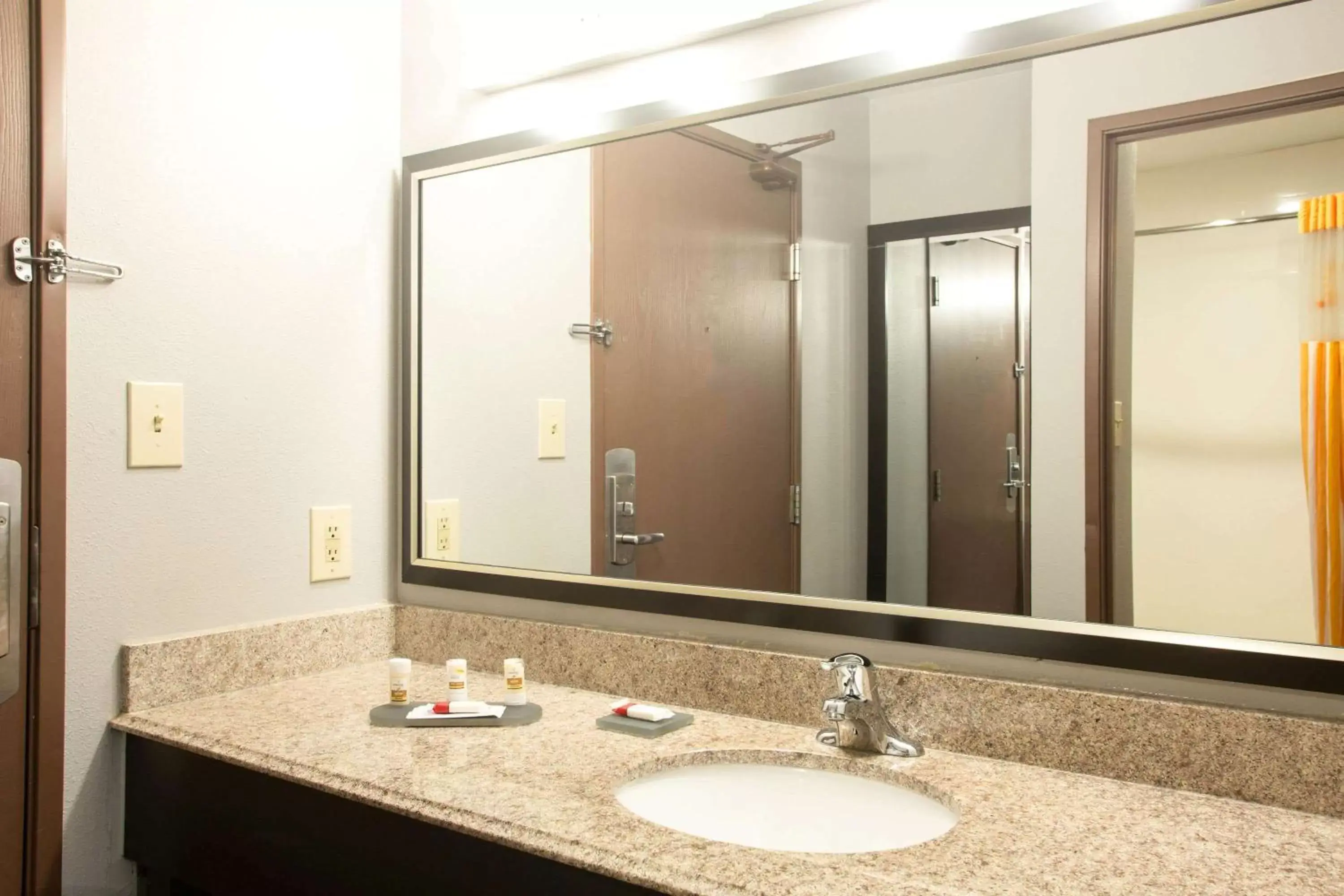 Bathroom in La Quinta Inn by Wyndham St. Louis Hazelwood - Airport North