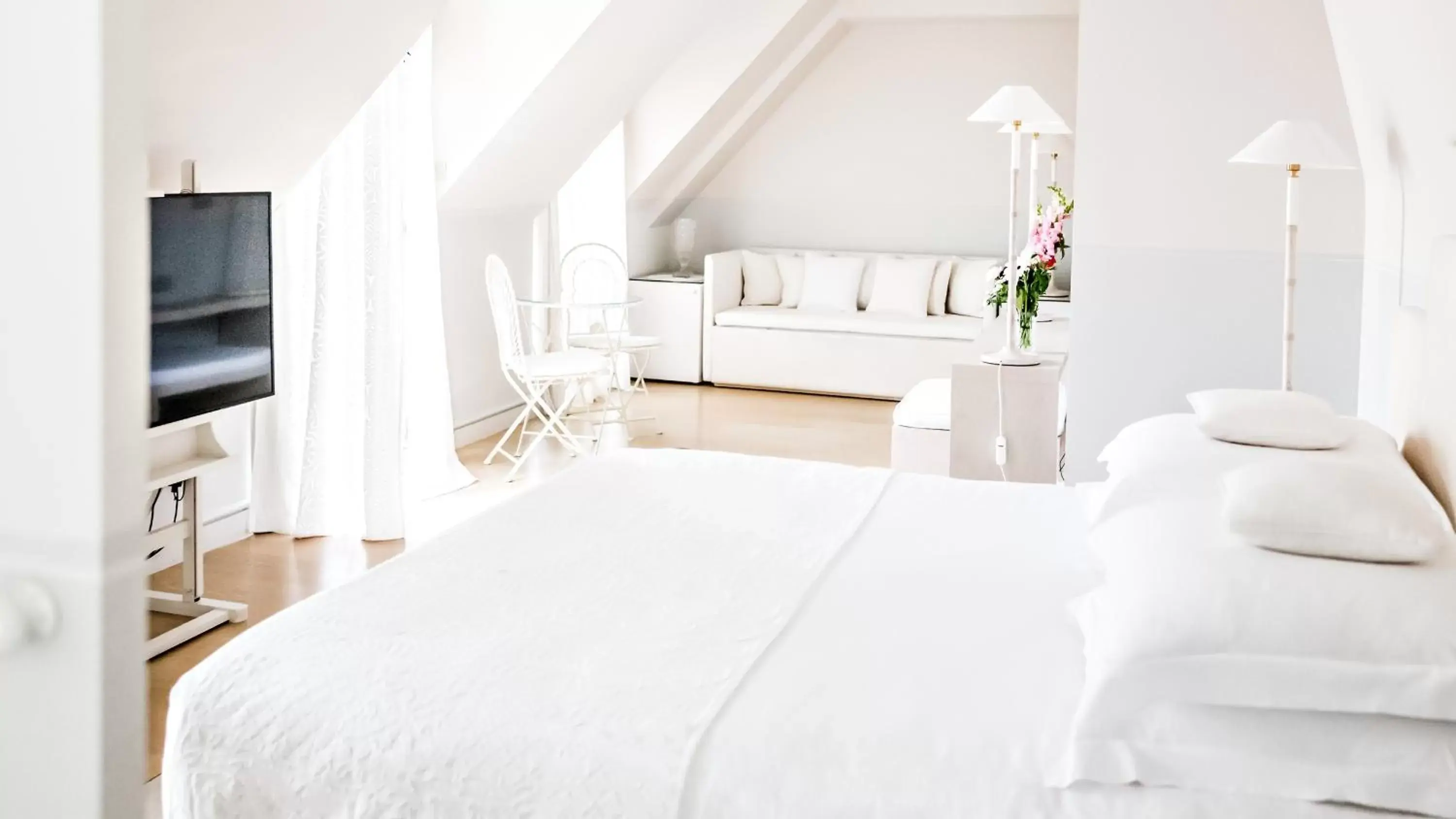 Bedroom, Bed in Monsieur George Hotel & Spa - Champs-Elysées