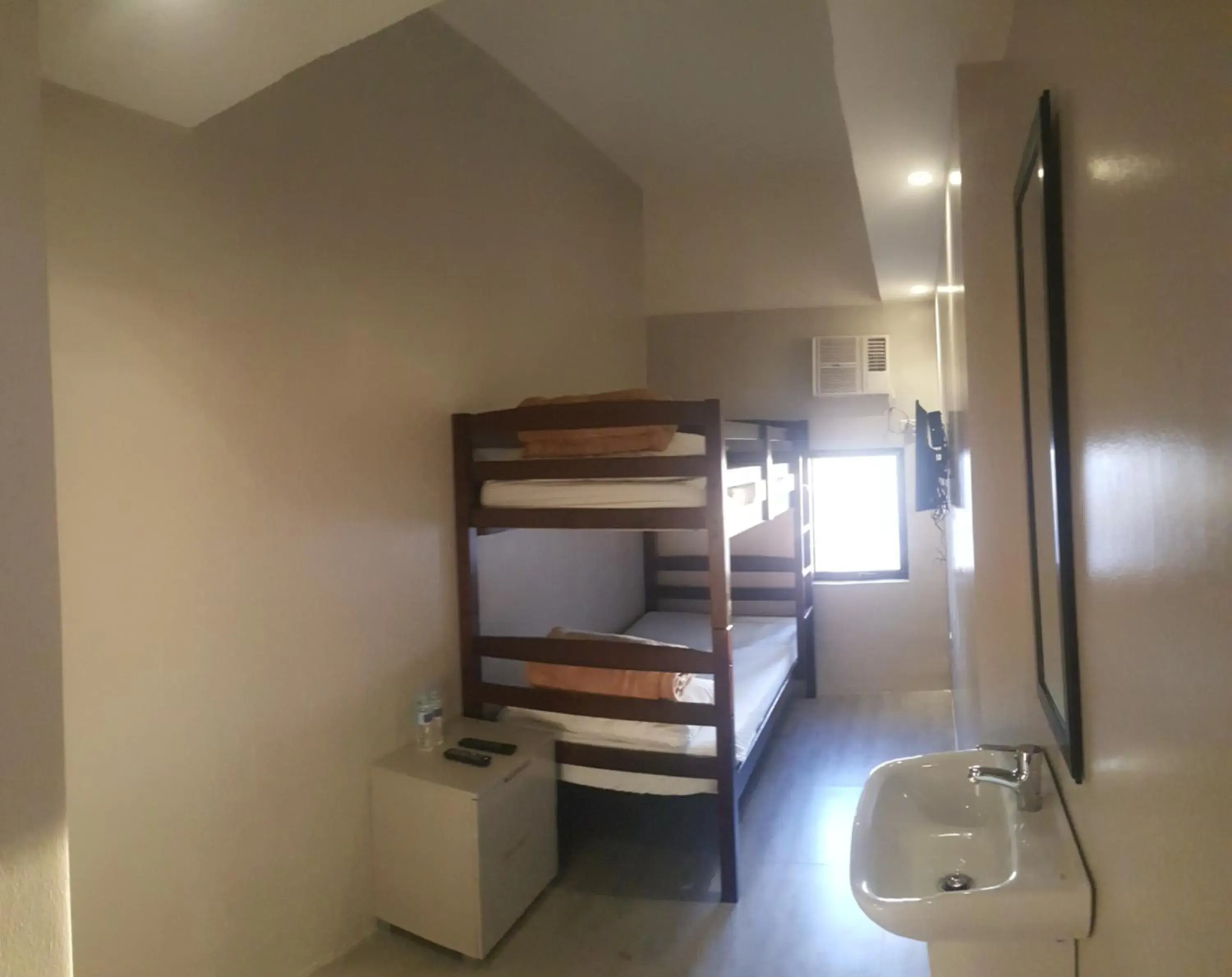 bunk bed, Bathroom in Mabolo Royal Hotel