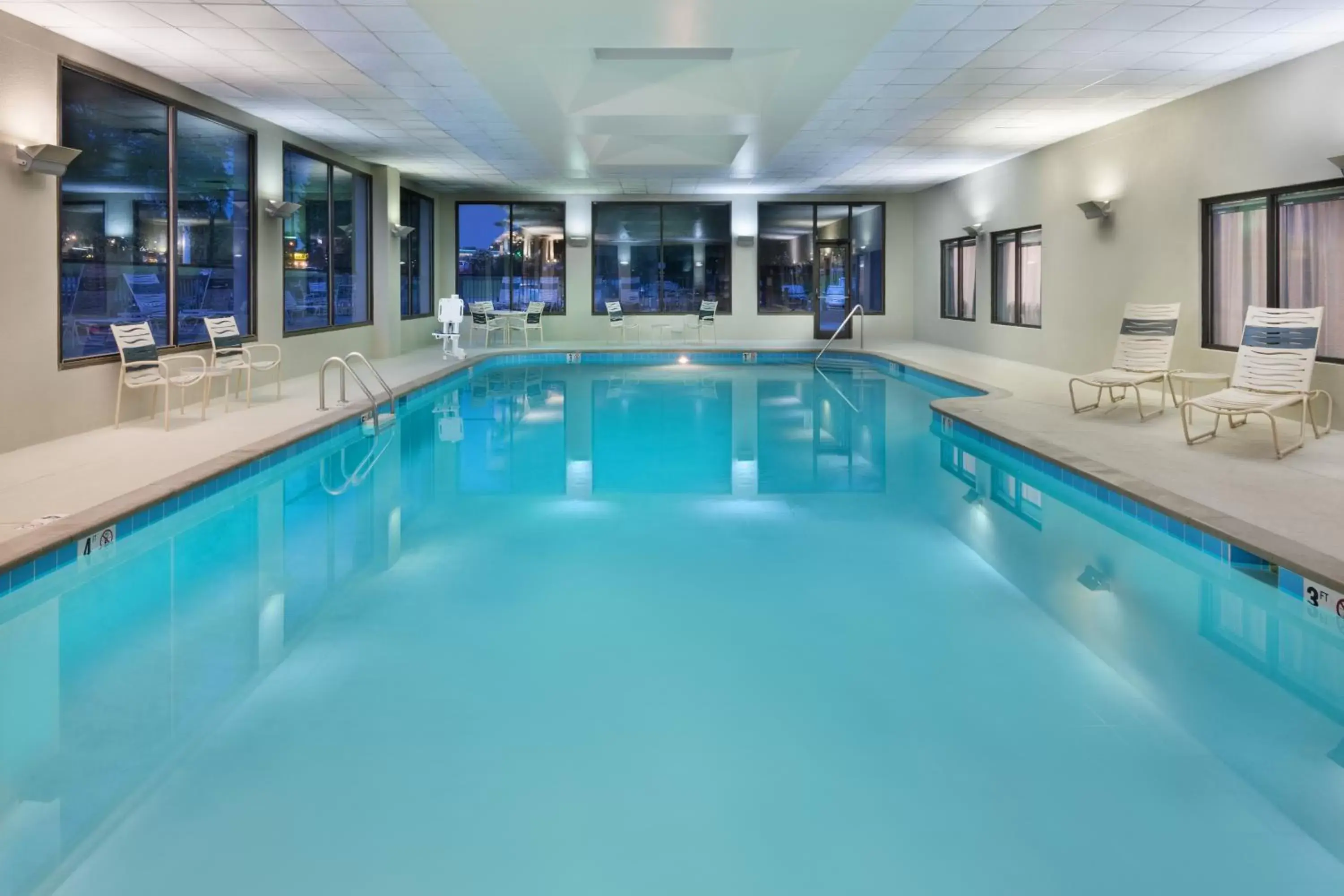 Swimming Pool in Radisson Hotel Nashville Airport