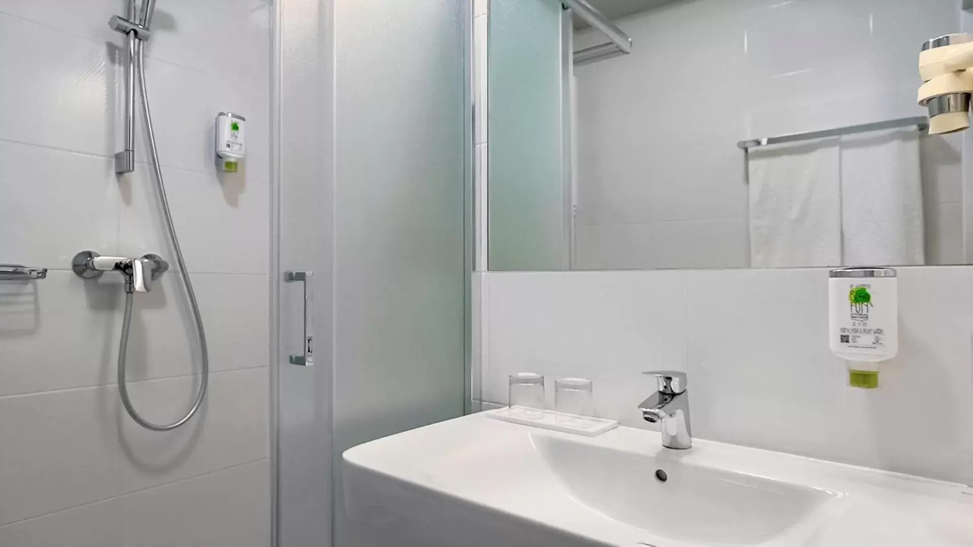 Shower, Bathroom in Hotel MDM City Centre