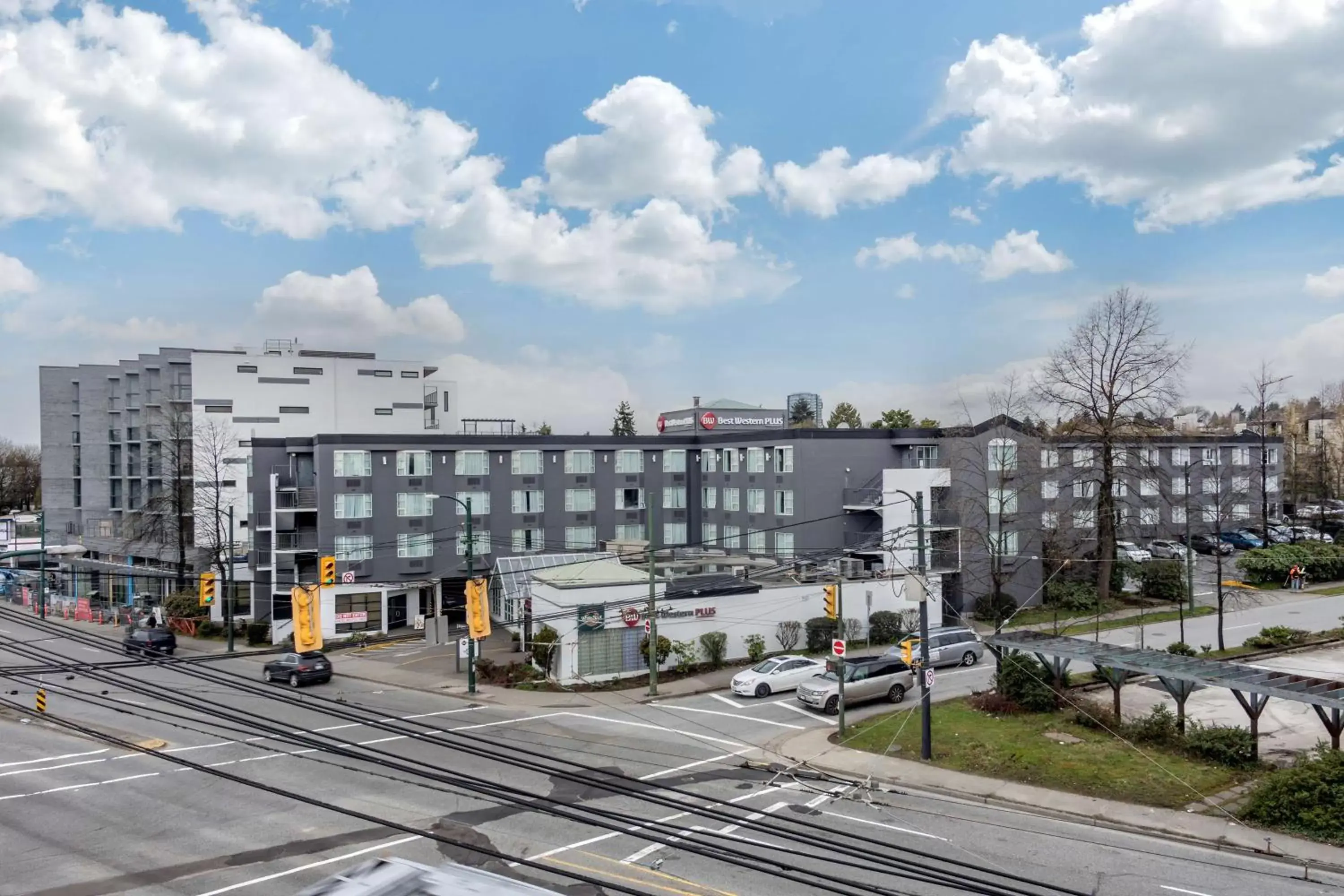 Property building in Best Western Plus Vancouver Airport Hotel Property building in Best Western Plus Vancouver Airport Hotel