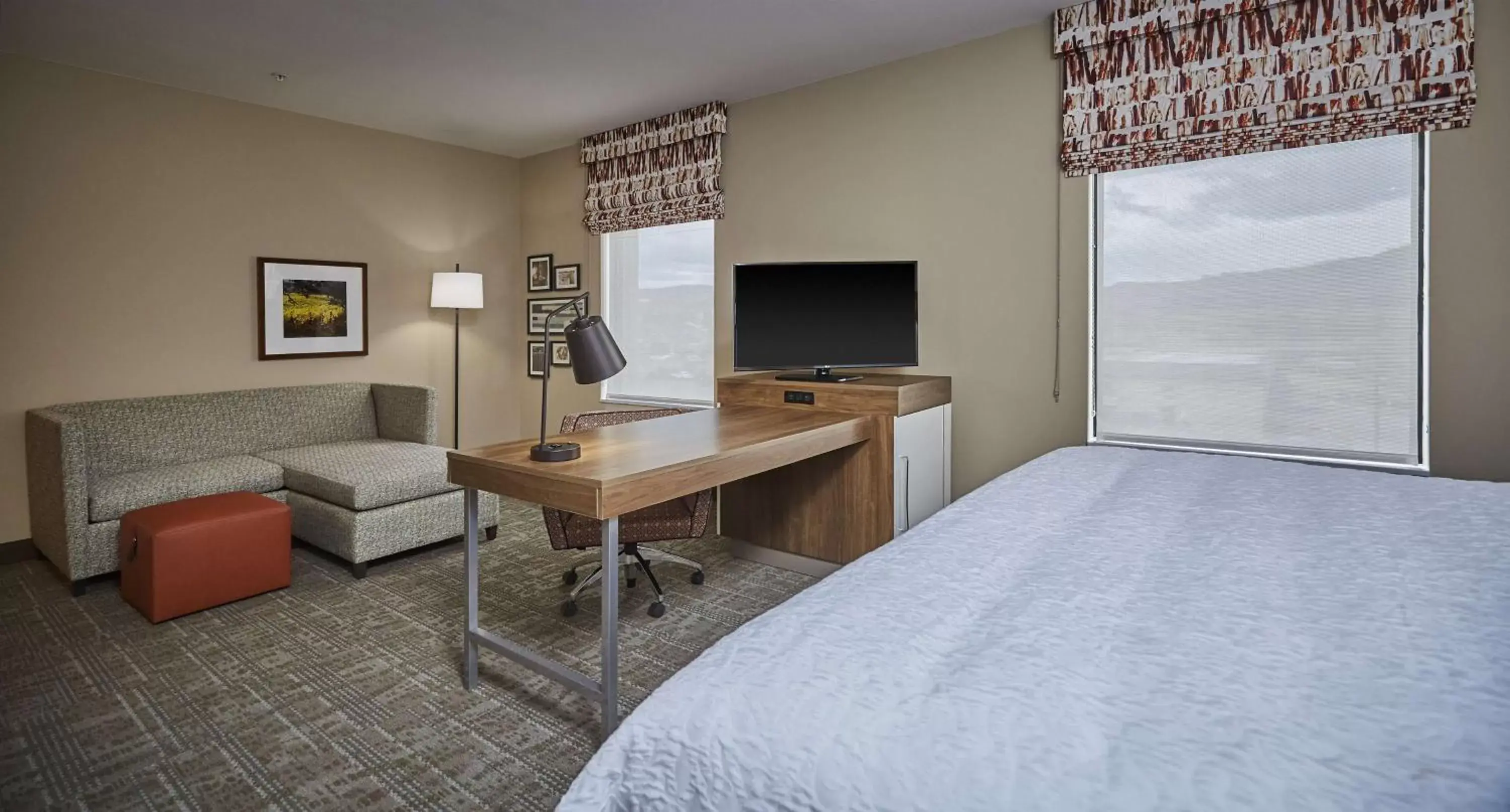 Bedroom, TV/Entertainment Center in Hampton Inn & Suites Roseburg