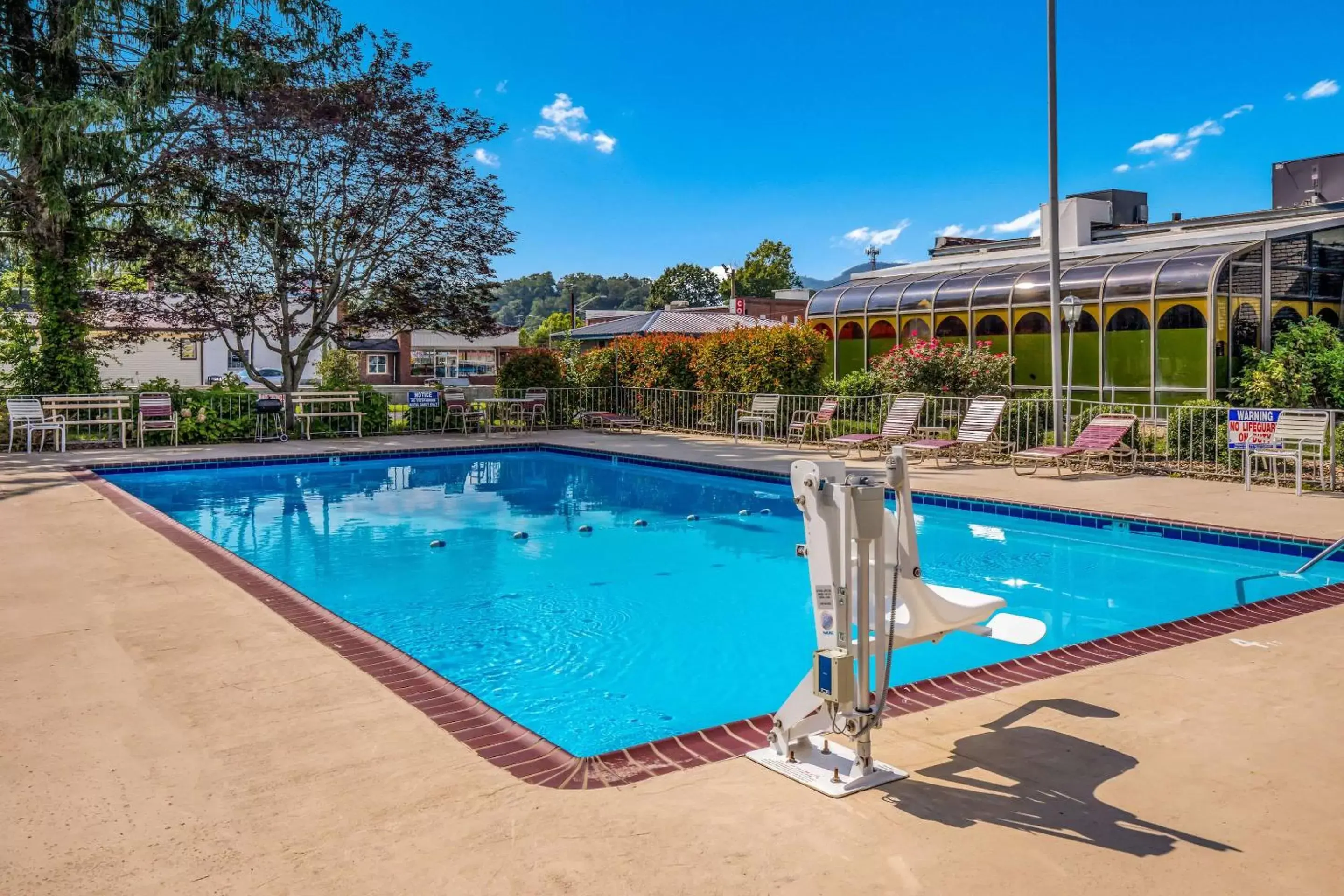 Swimming pool in Suburban Studios Middlesboro Swimming pool in Suburban Studios Middlesboro