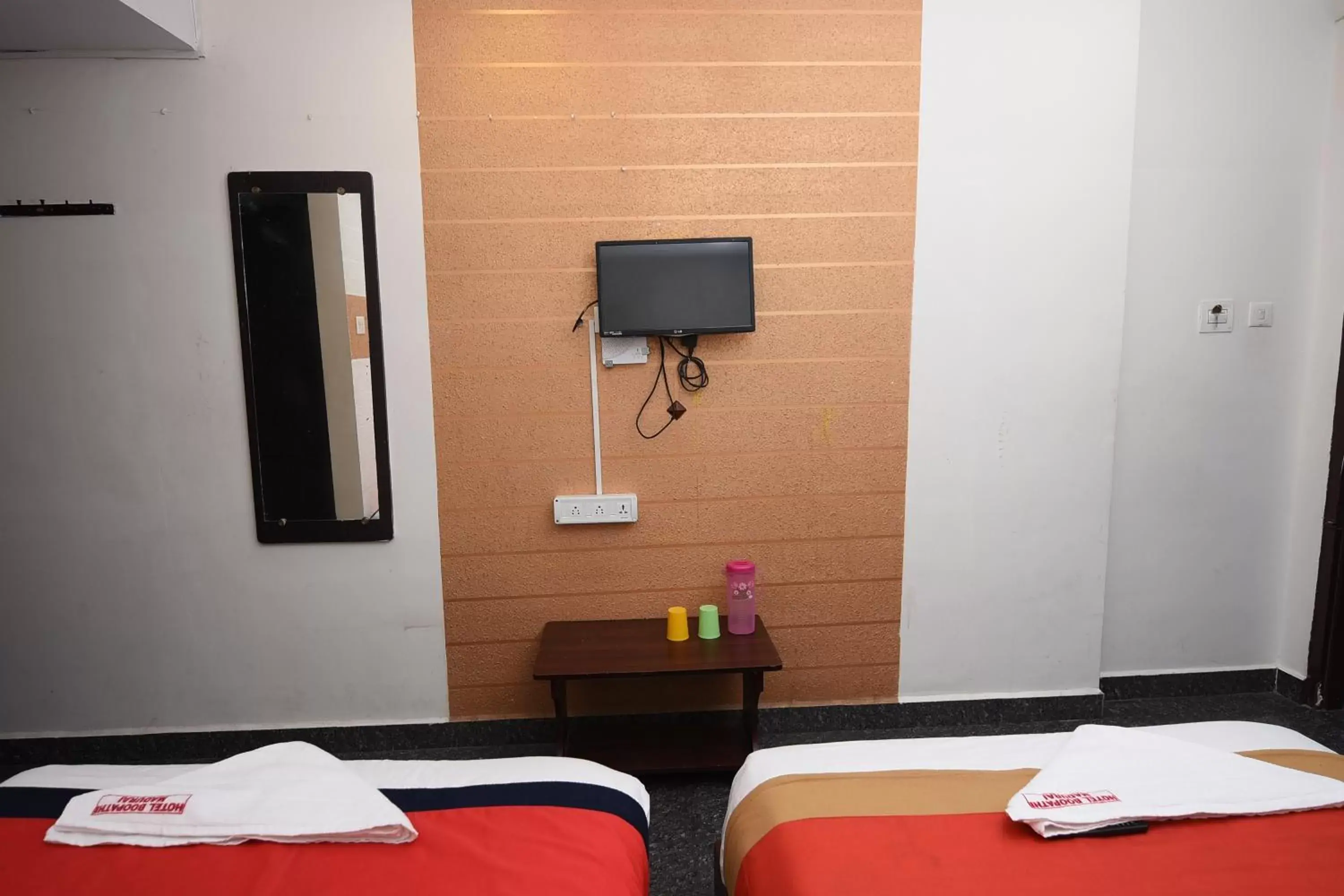 Bed, TV/Entertainment Center in HOTEL BOOPATHI Madurai