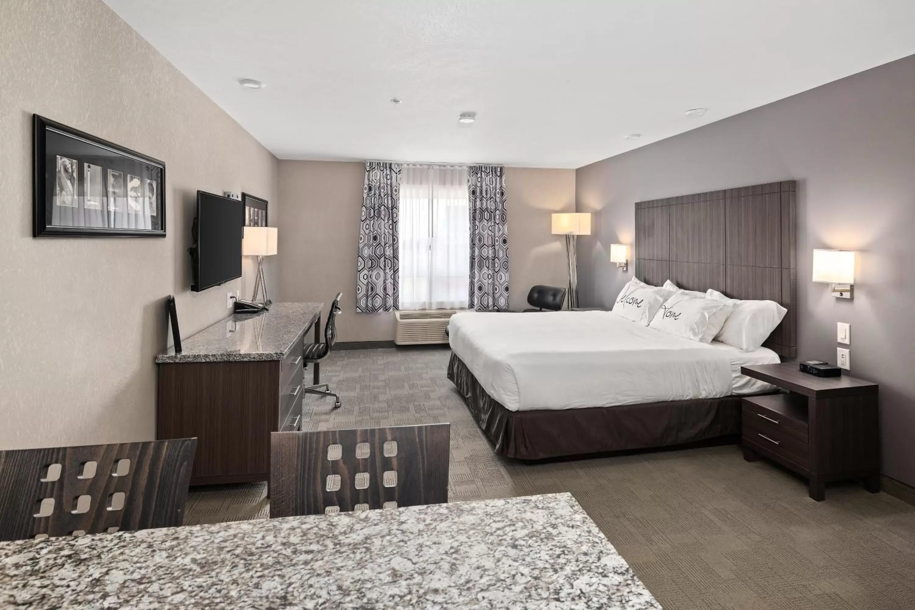 Photo of the whole room, Bed in Home Inn & Suites Saskatoon South