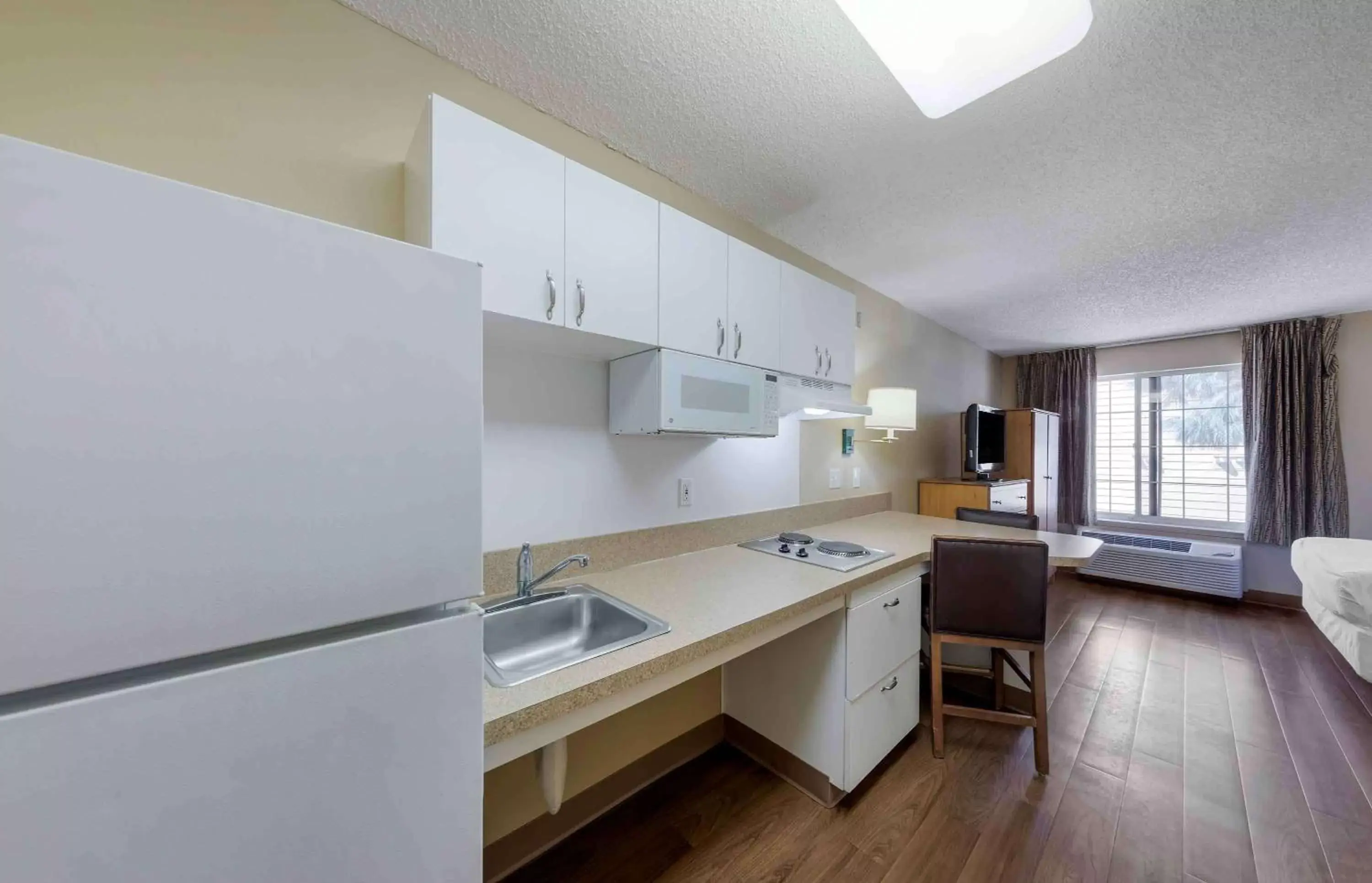 Bedroom, Kitchen/Kitchenette in Extended Stay America Suites - Los Angeles - Glendale