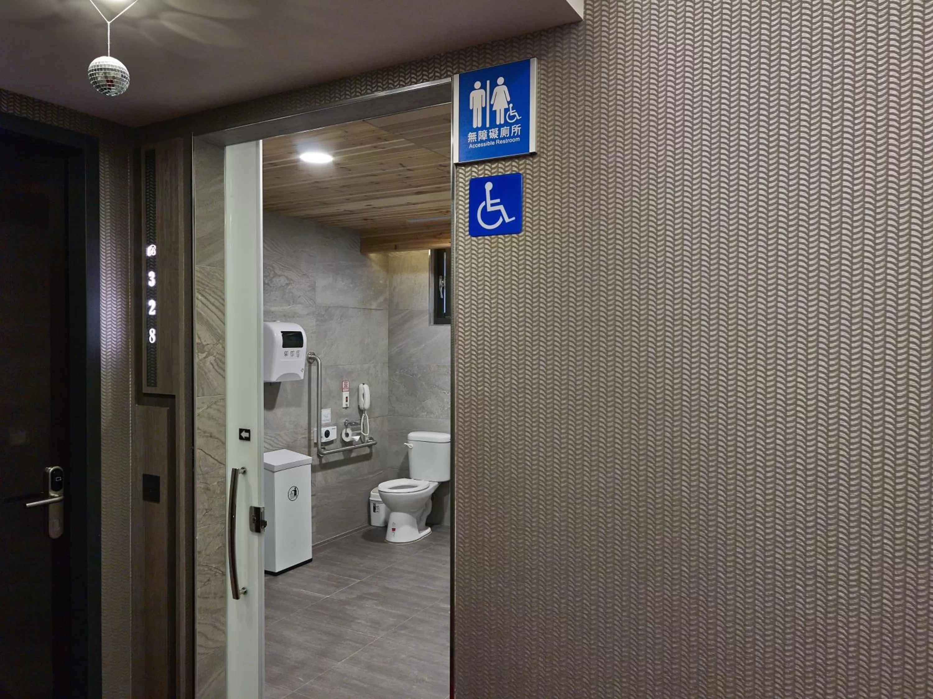 Bathroom in Beauty Hotels Taipei - HOTEL BSTAY Self Check In