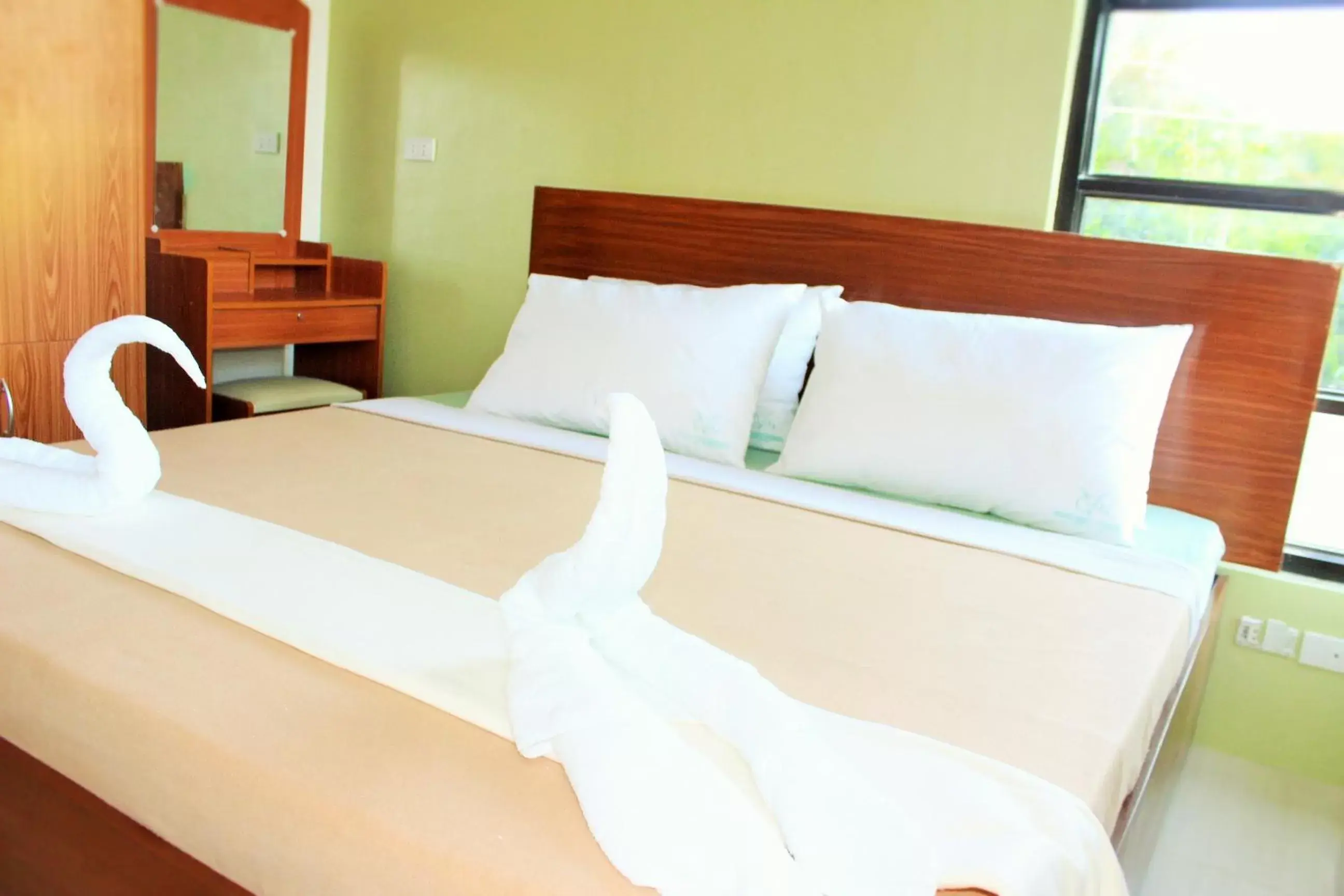 Day, Bed in Coron Visitors Hotel