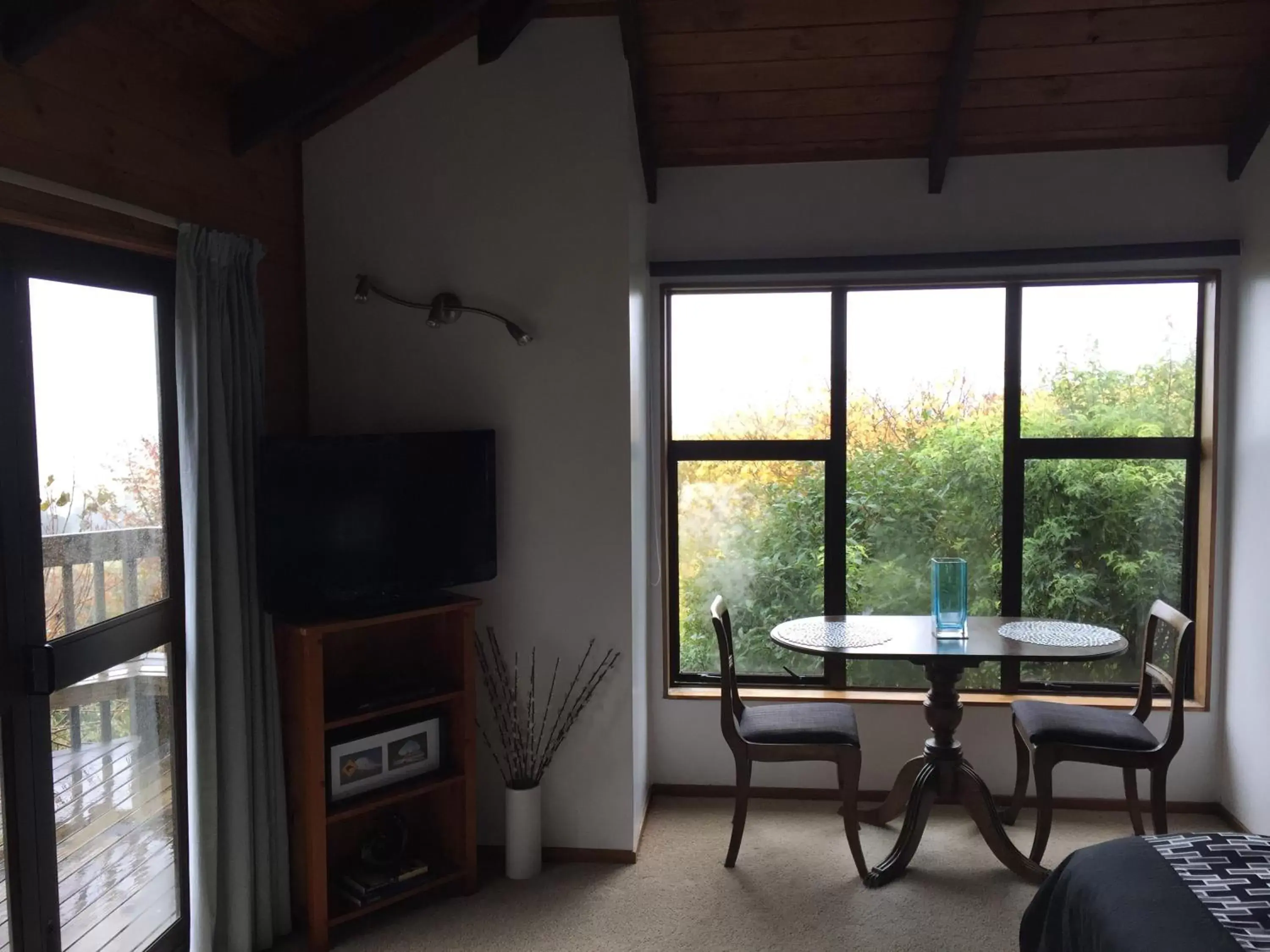 Dining area, TV/Entertainment Center in Grafton Cottage & Chalets