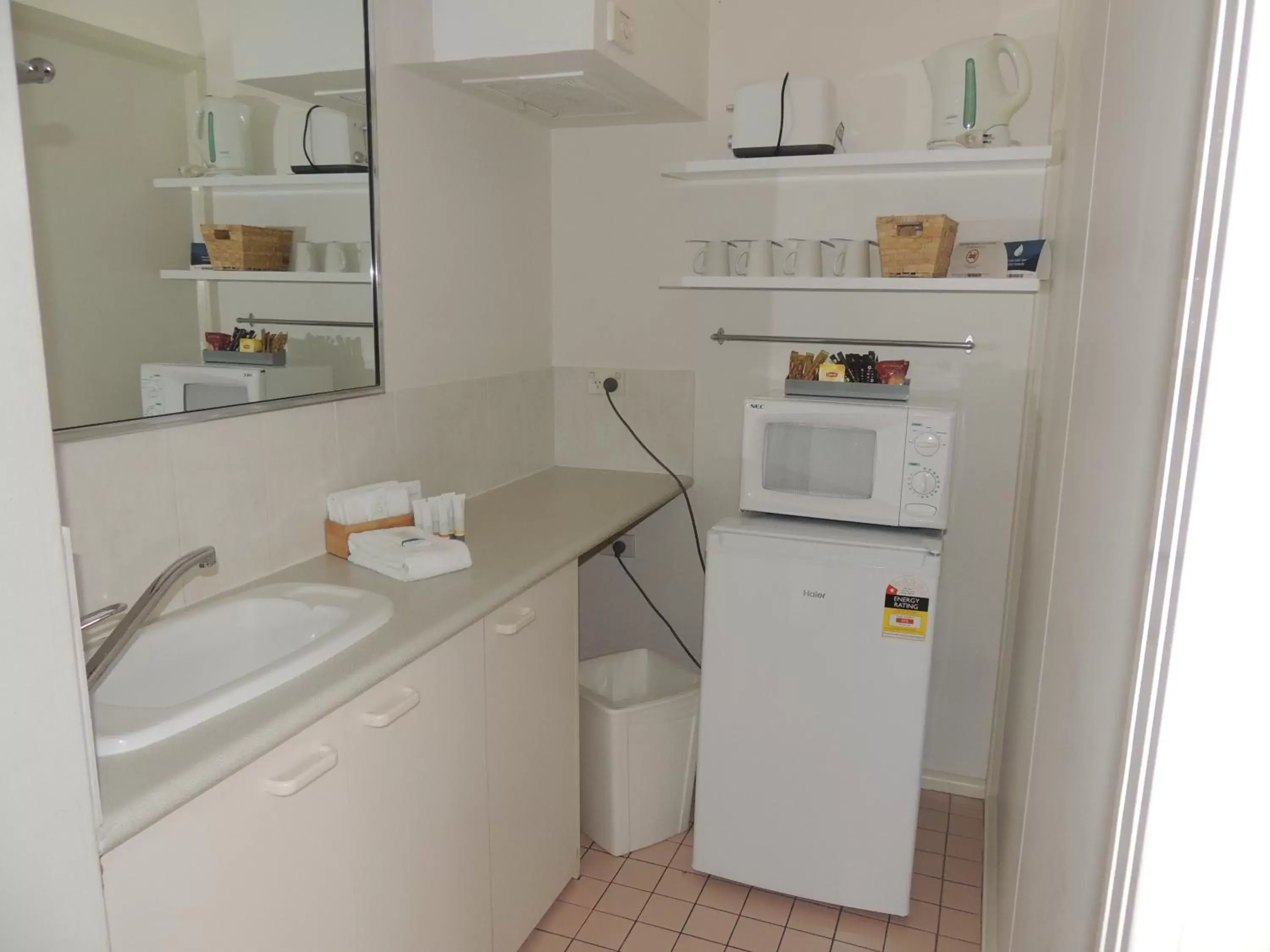 Kitchen or kitchenette, Bathroom in Comfort Inn Premier
