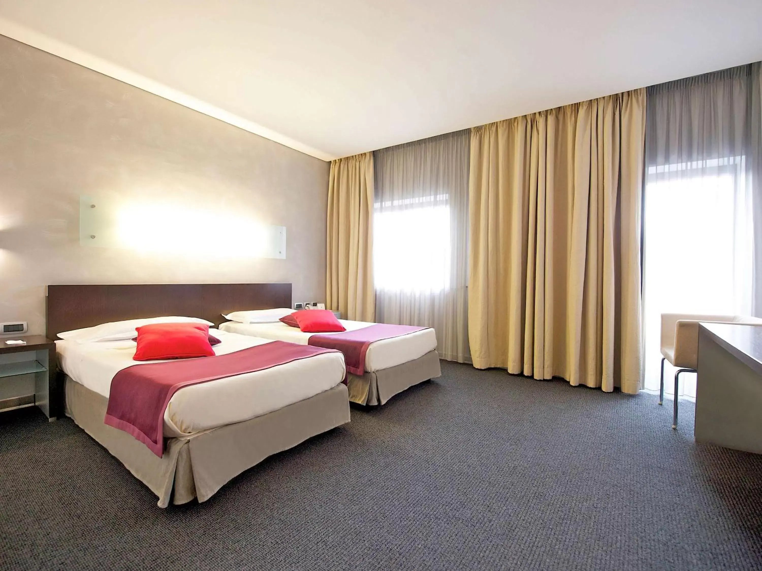 Photo of the whole room, Bed in Mercure Palermo Centro