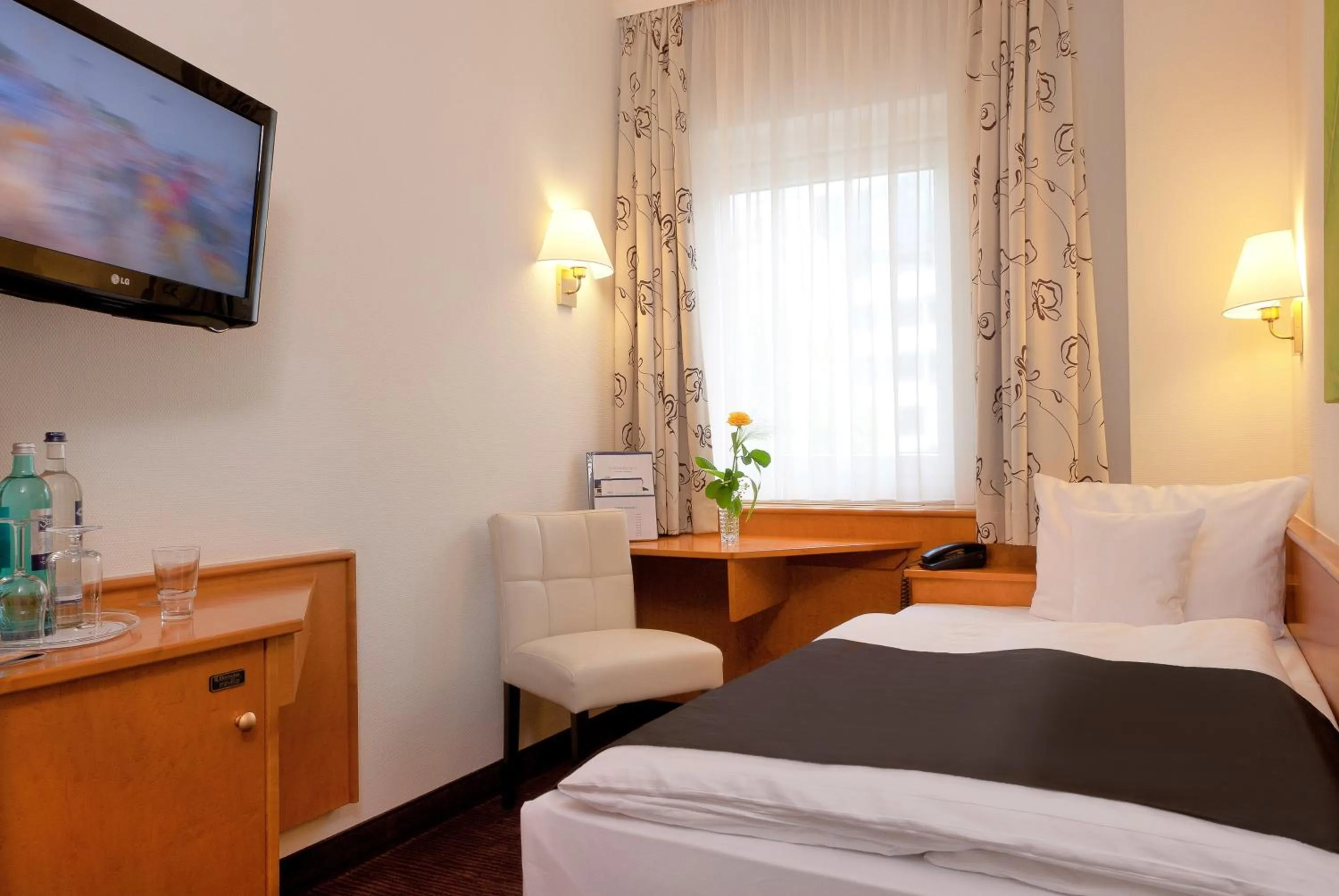 Photo of the whole room, Bed in The Domicil Hotel Frankfurt City