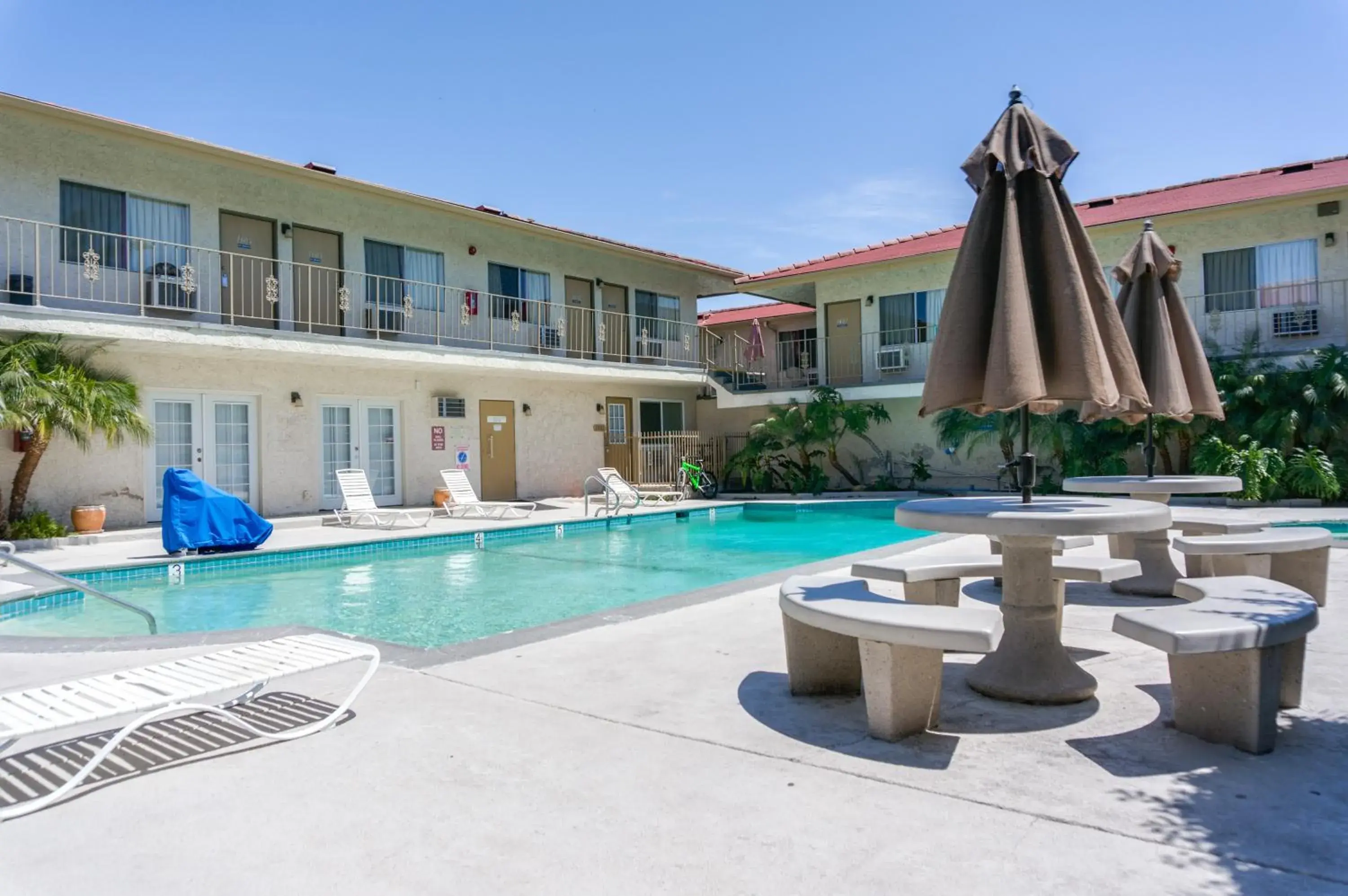 Swimming Pool in California Suites Hotel