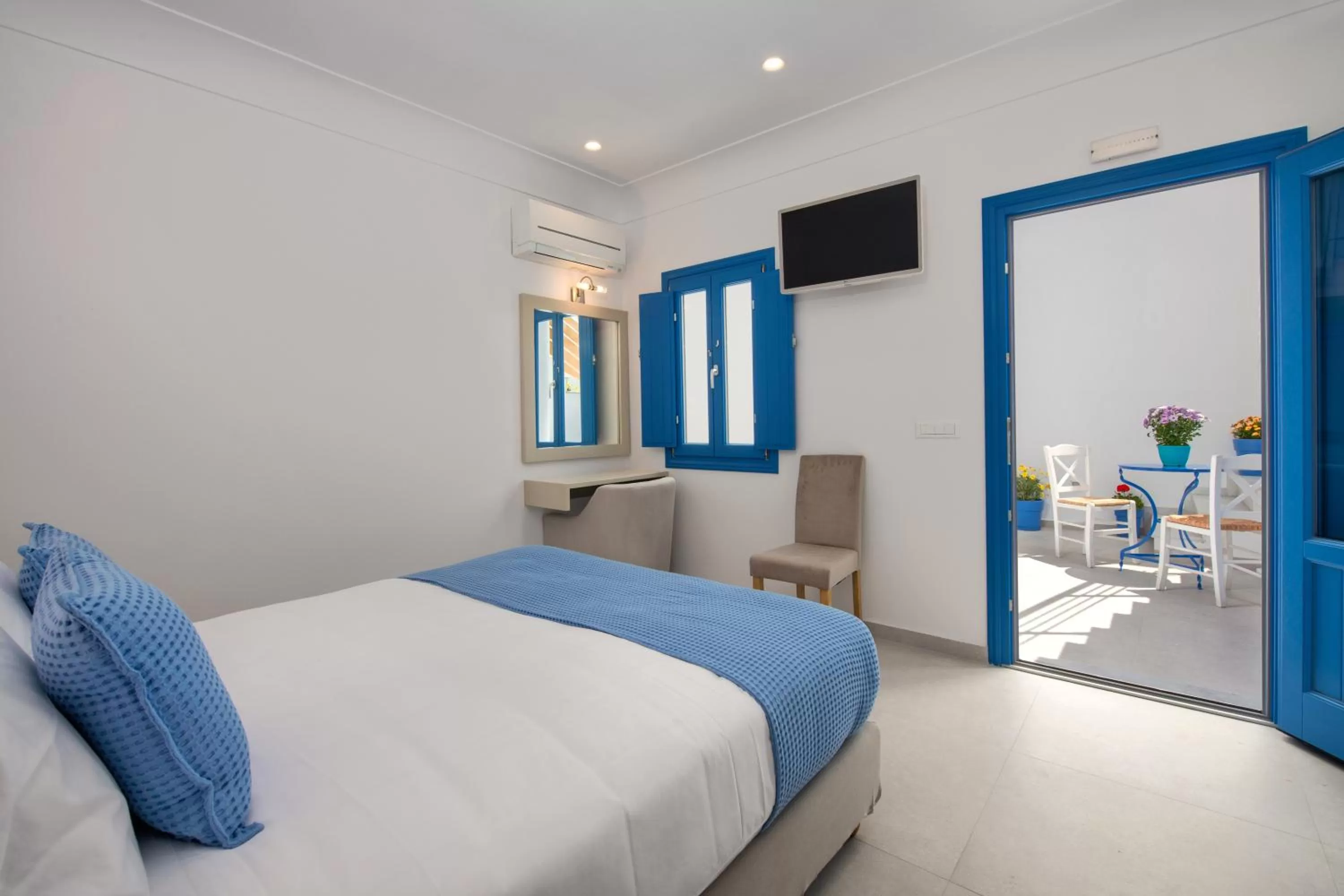 Photo of the whole room, Bed in City Break