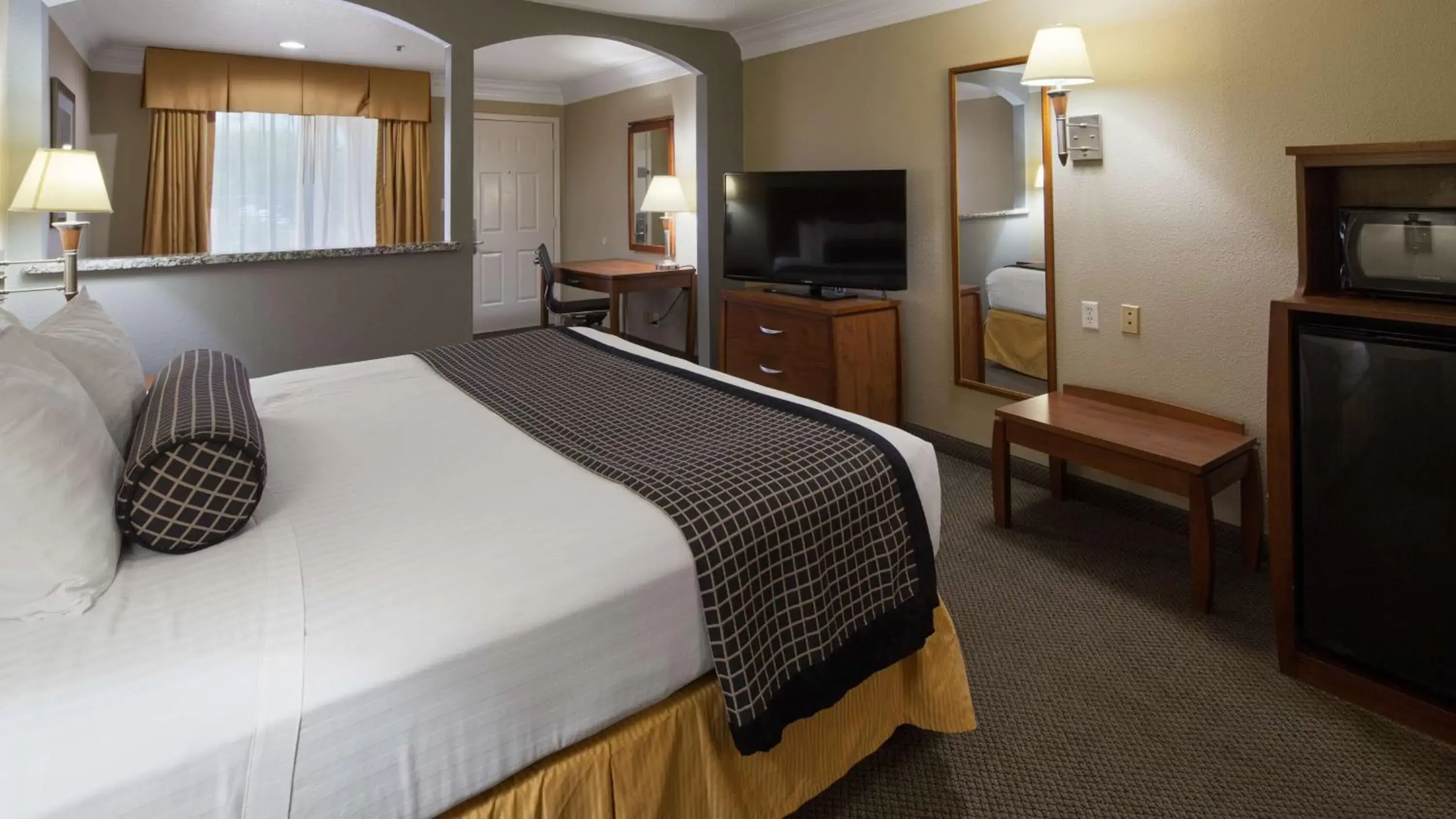 Photo of the whole room, Bed in Best Western Angleton Inn