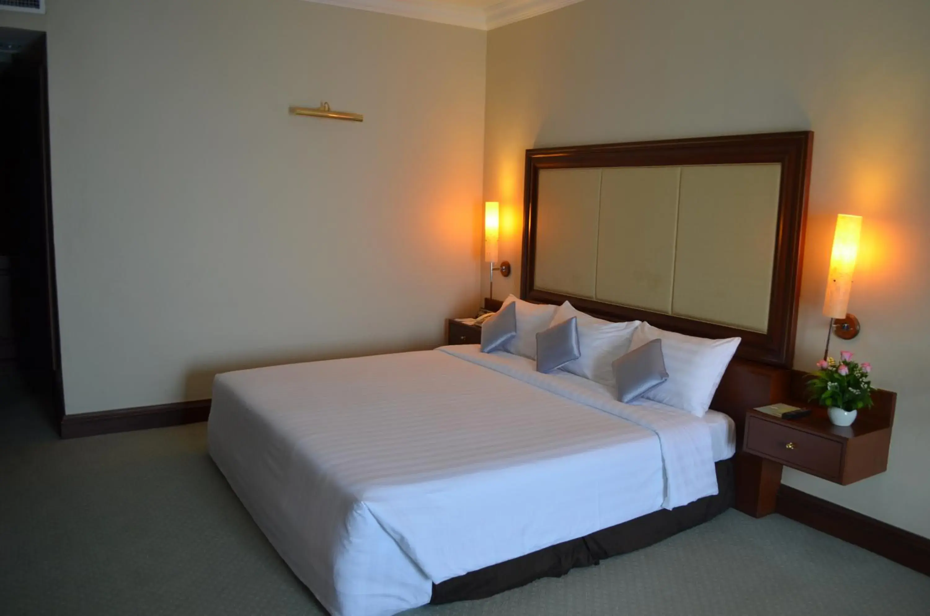 Bedroom, Bed in Hotel Cambodiana