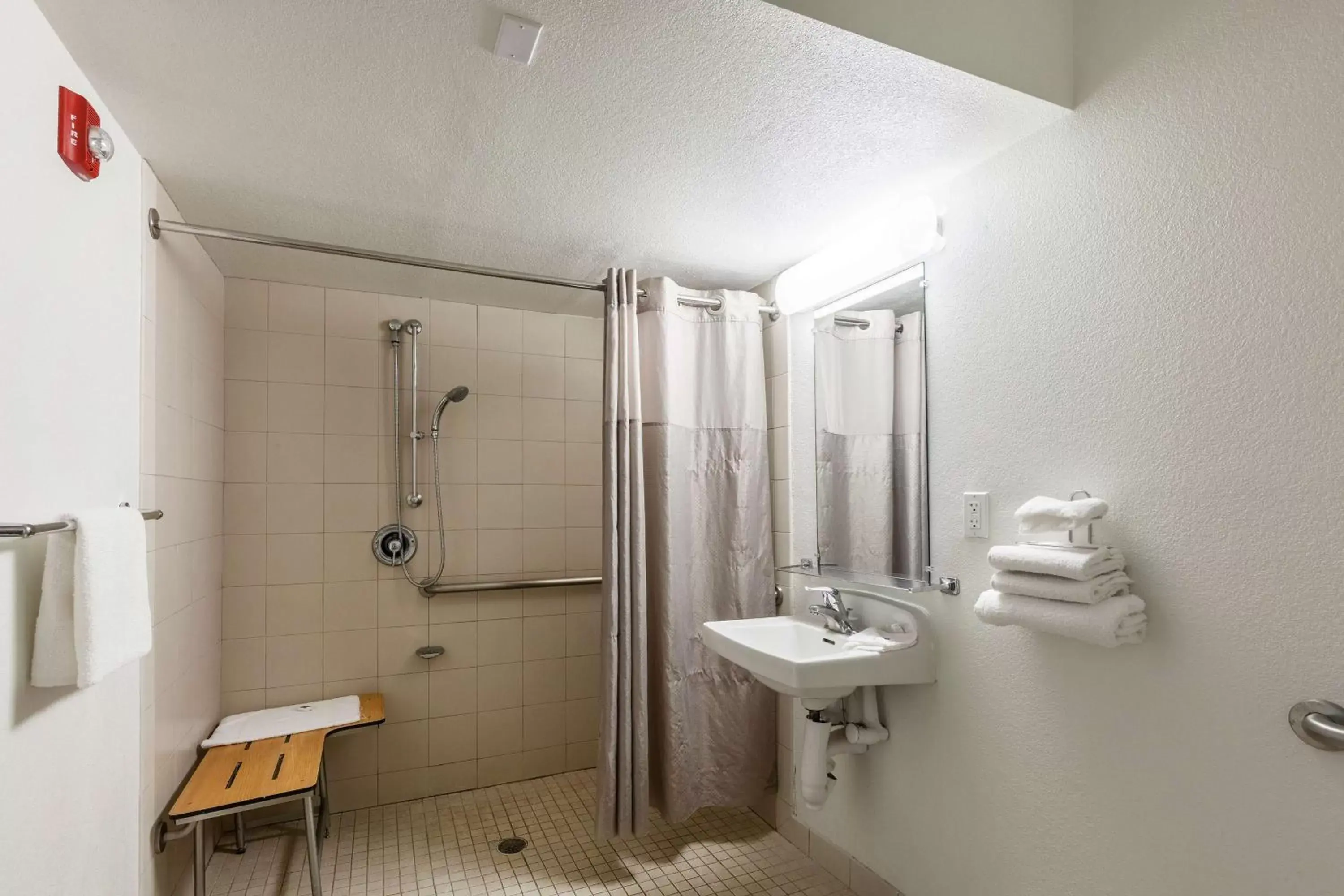 Shower, Bathroom in Motel 6-Webster, TX - Houston - Nasa Lake