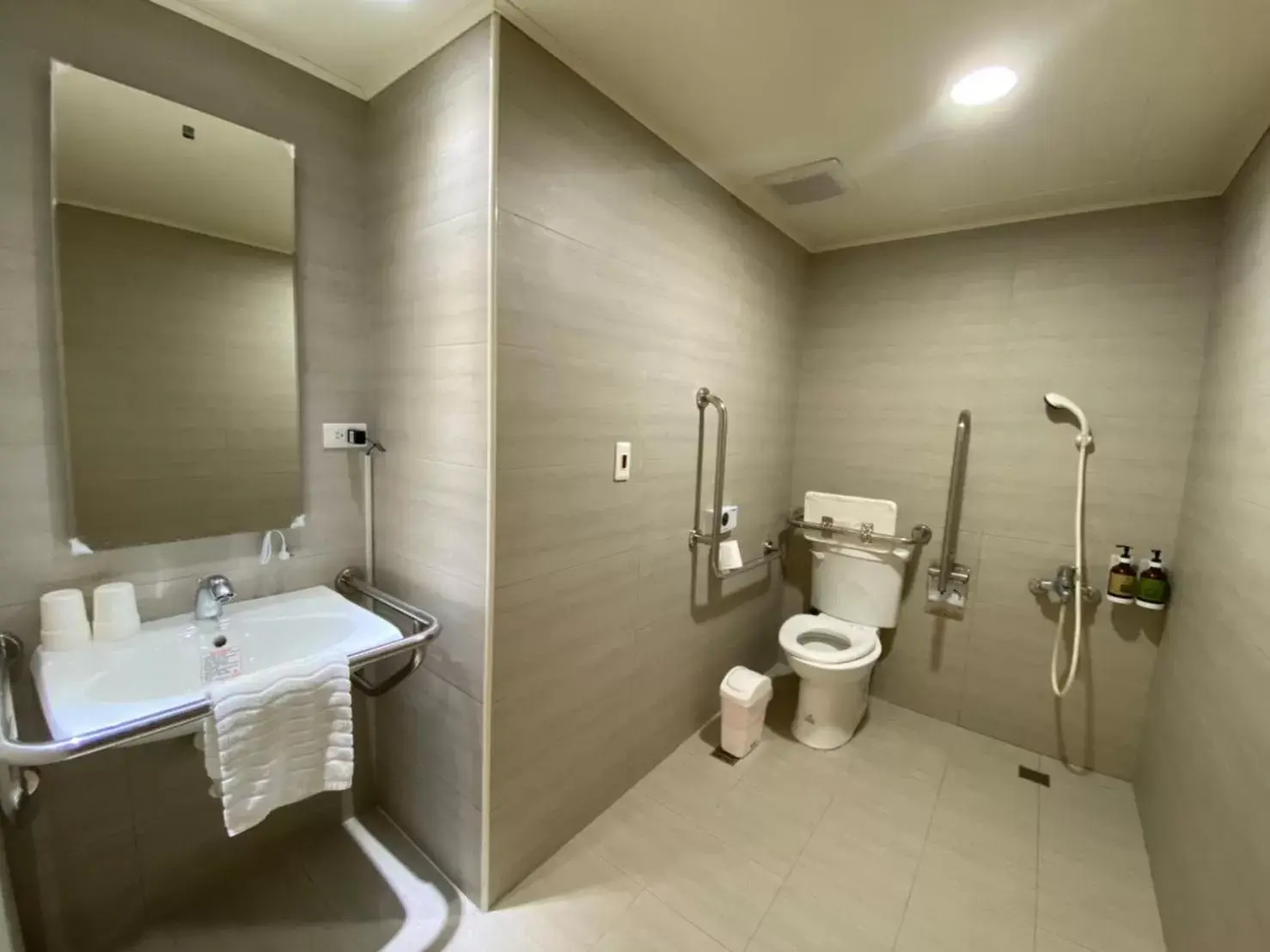 Double Room - Disability Access in Hotel Huru House Double Room - Disability Access in Hotel Huru House