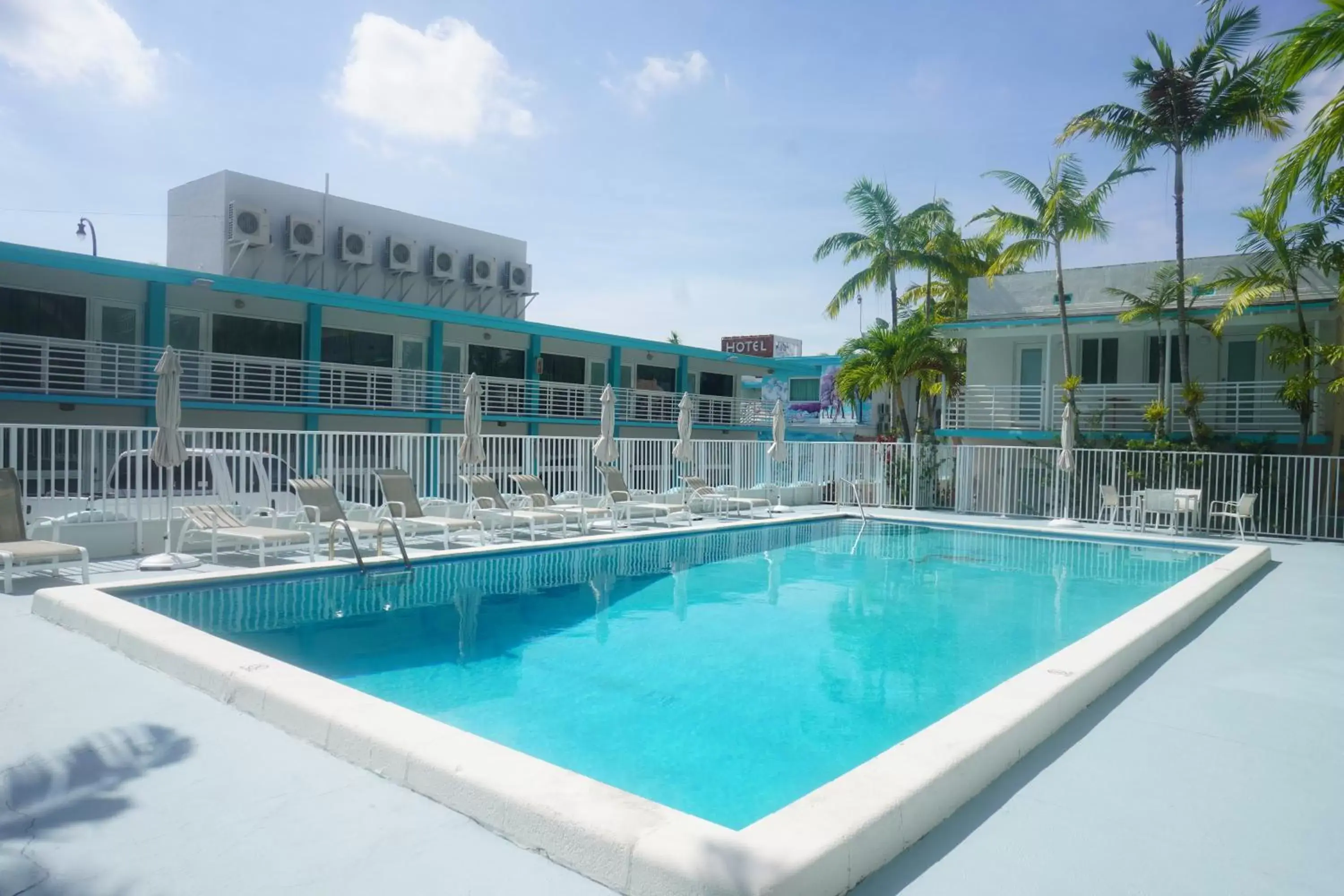 Swimming Pool in The New Yorker Miami Hotel