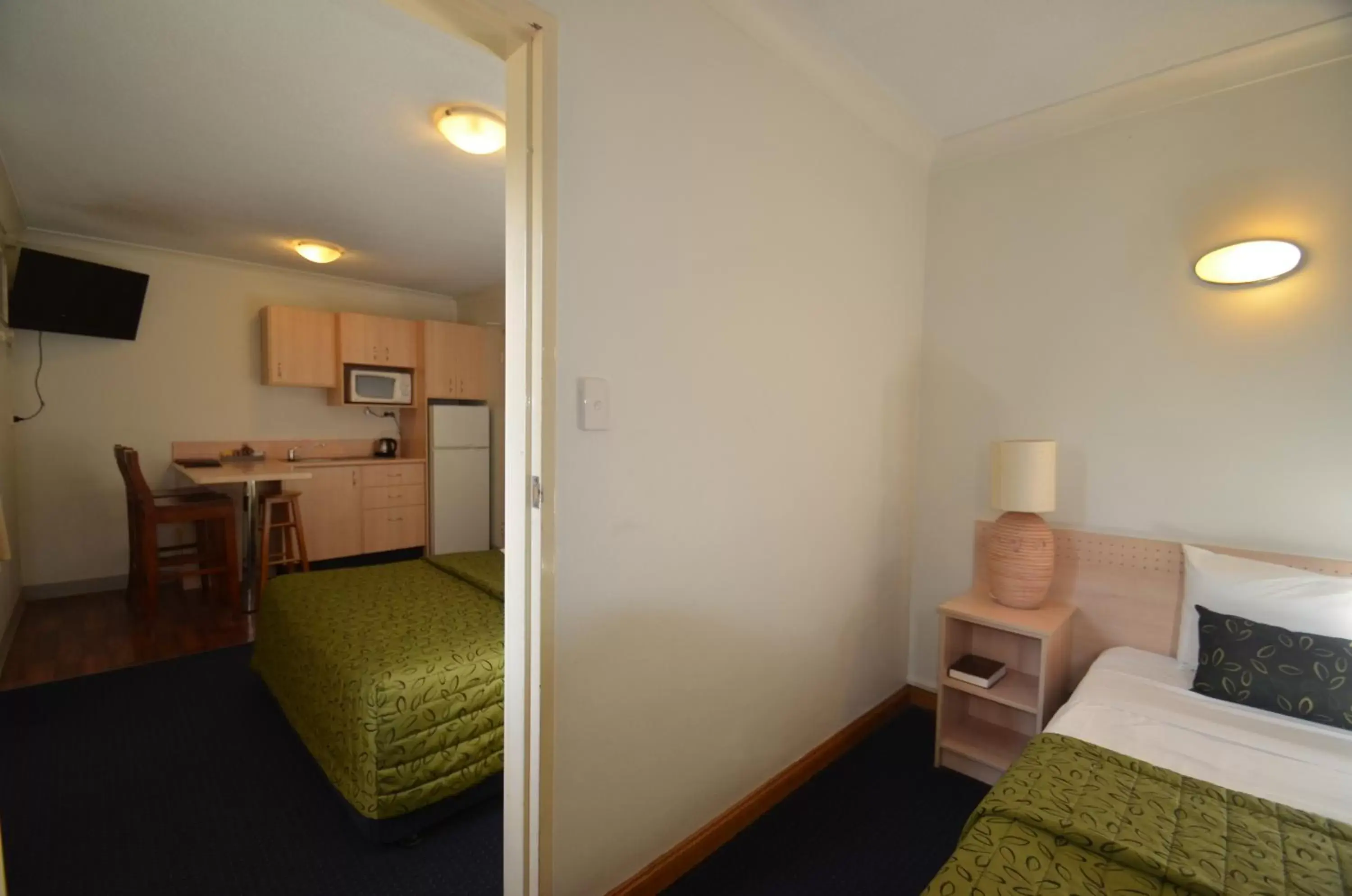 Photo of the whole room, Bed in Airport Motel Brisbane