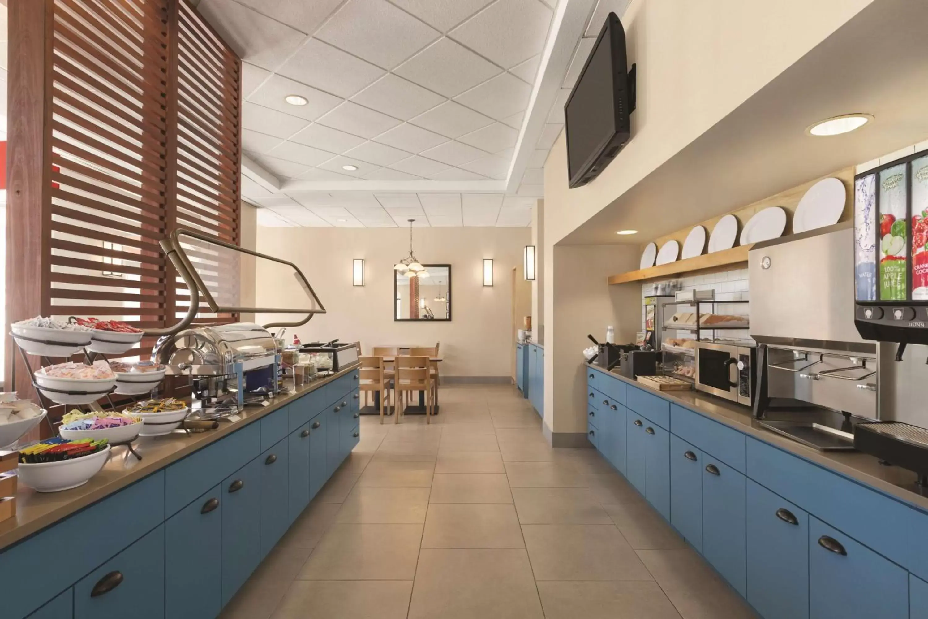 Restaurant/places to eat, Kitchen/Kitchenette in Country Inn and Suites Orlando