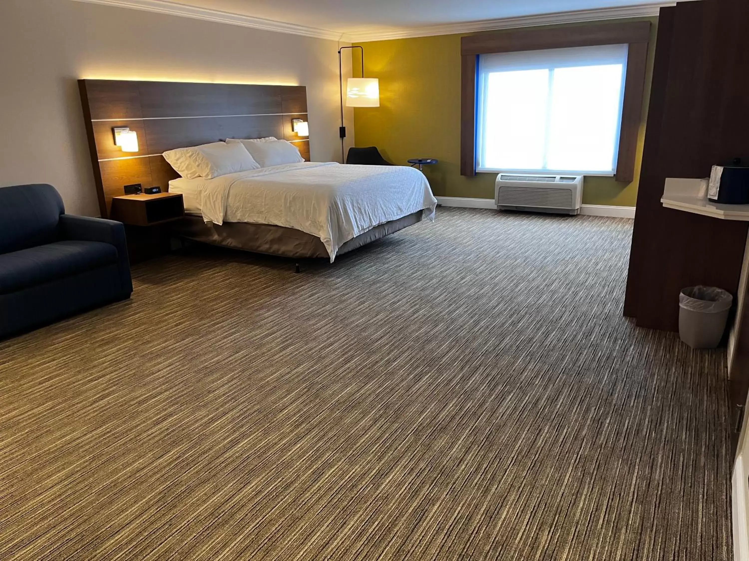 Bed in Holiday Inn Express & Suites Williamsport, an IHG Hotel
