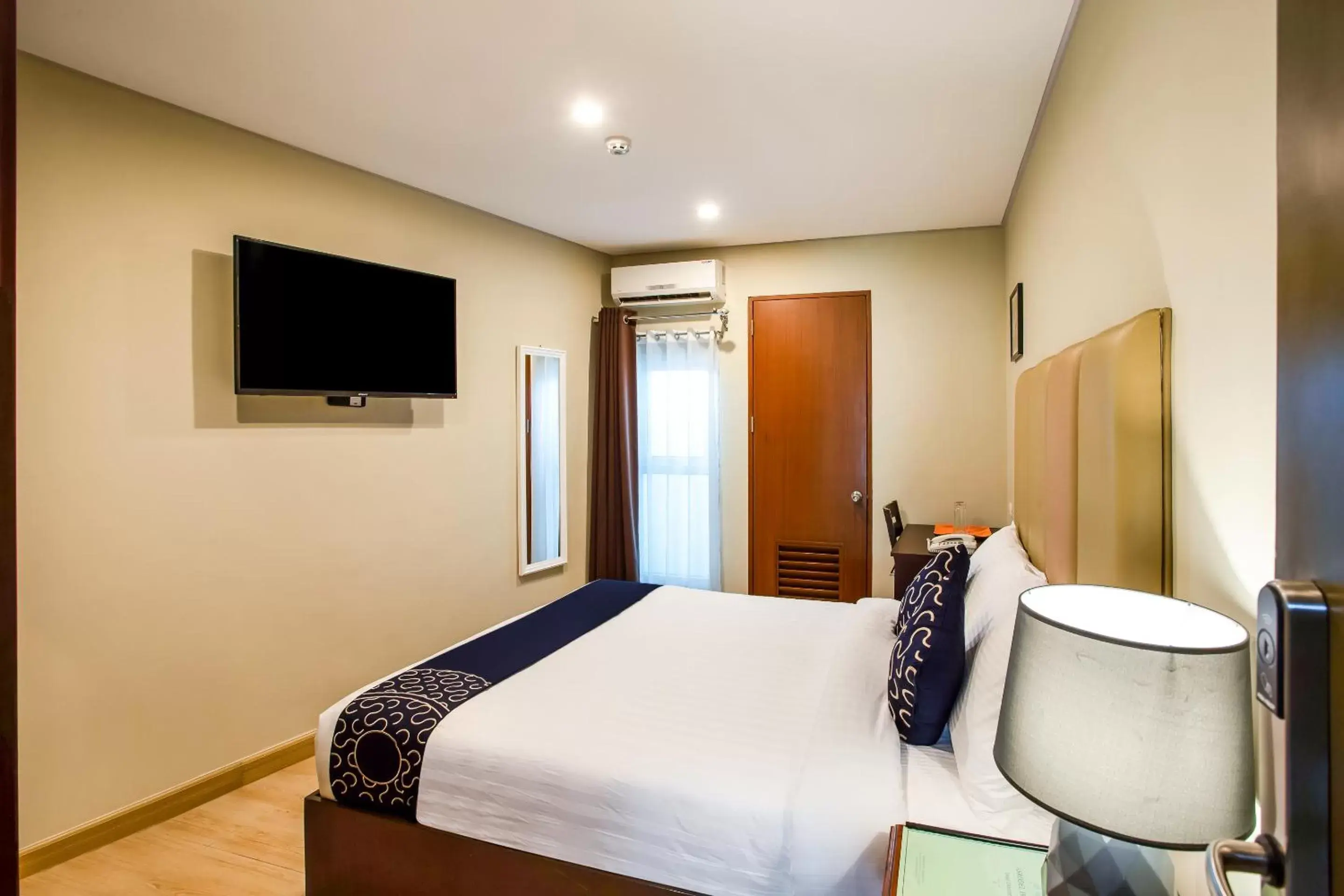 Bedroom, TV/Entertainment Center in Capital O 461 Asrodel Hotel