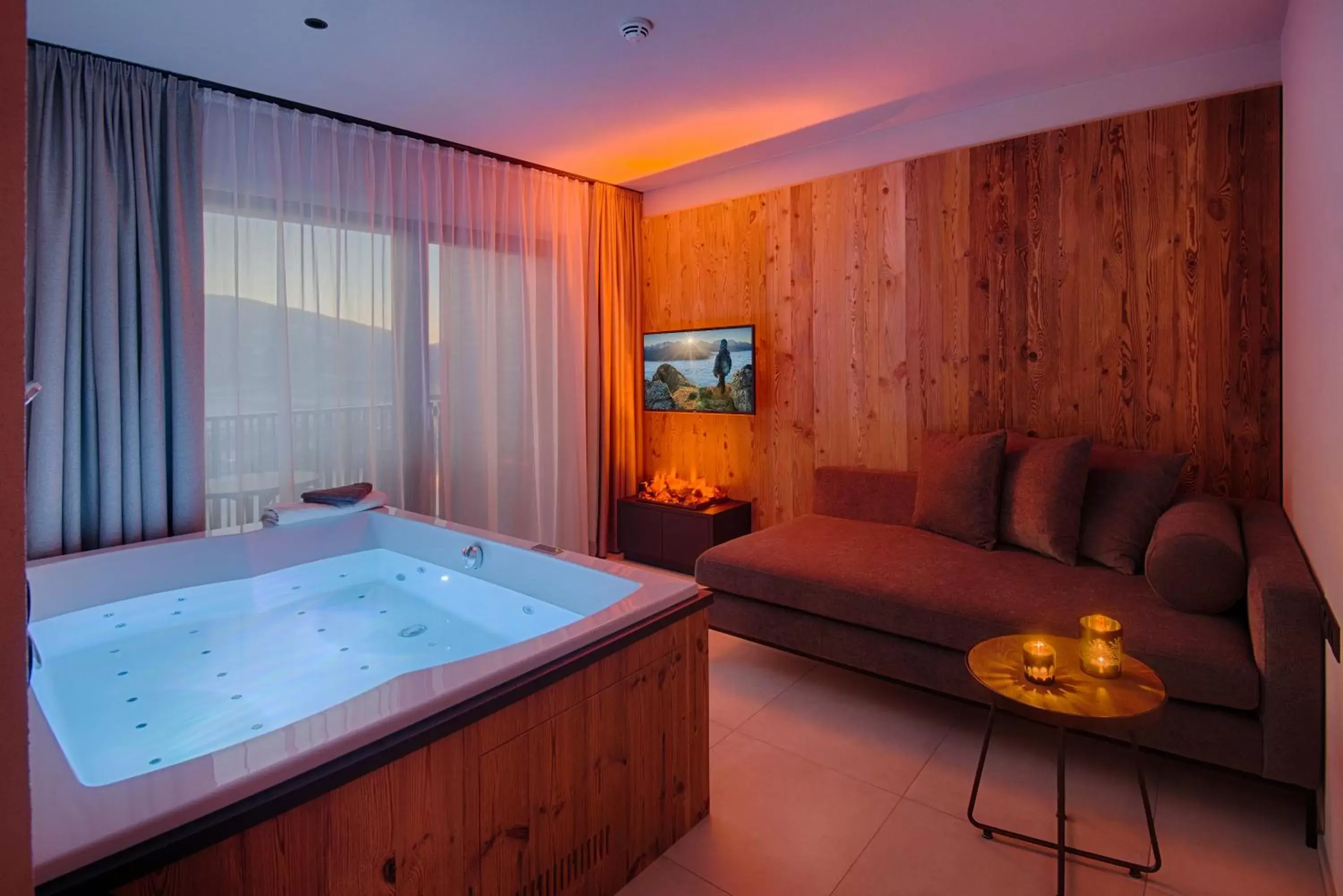Hot Tub in K1 Mountain Chalet - Luxury Apartements
