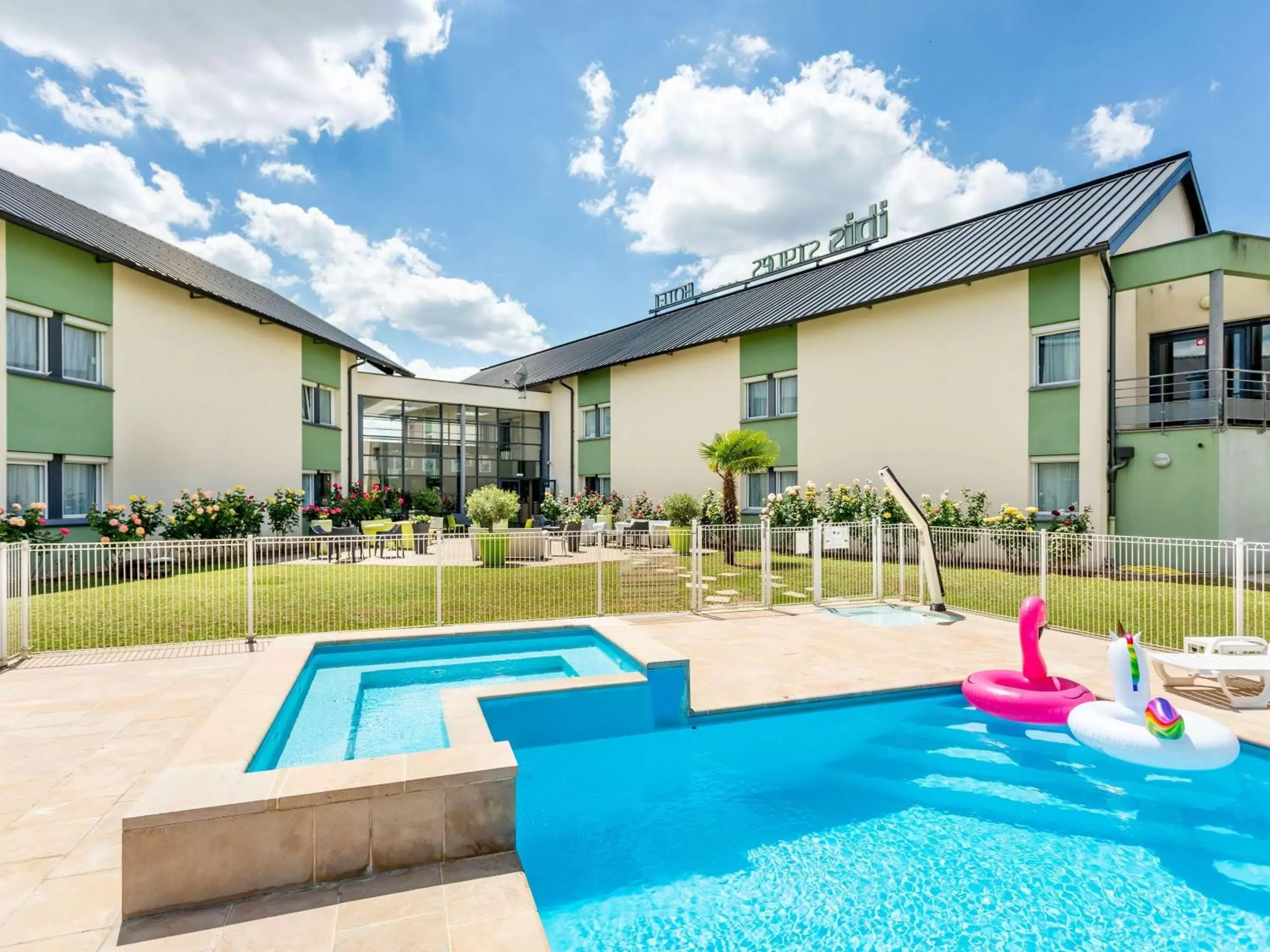 Pool view, Swimming Pool in ibis Styles Bourges