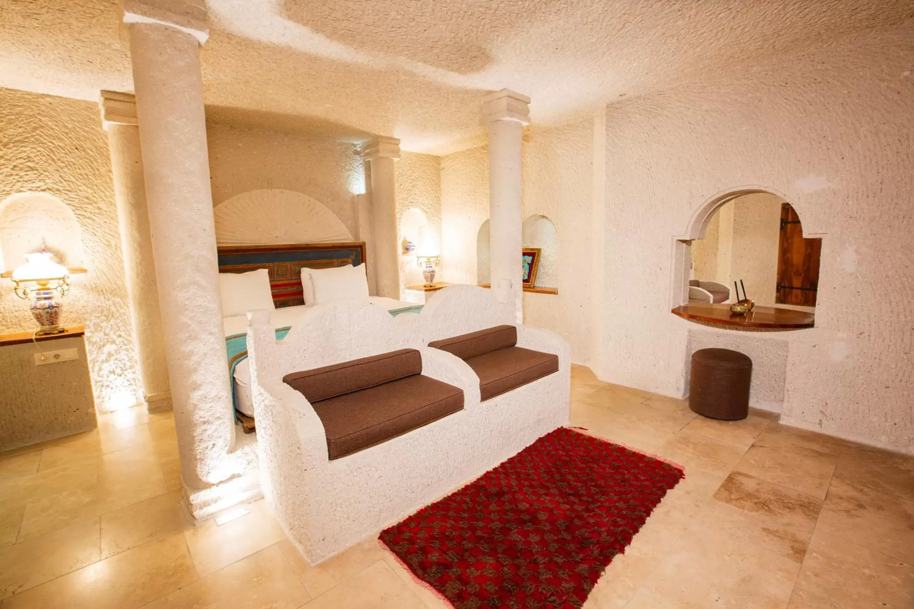 Bed, Seating Area in Imperial Cave Suites & Spa