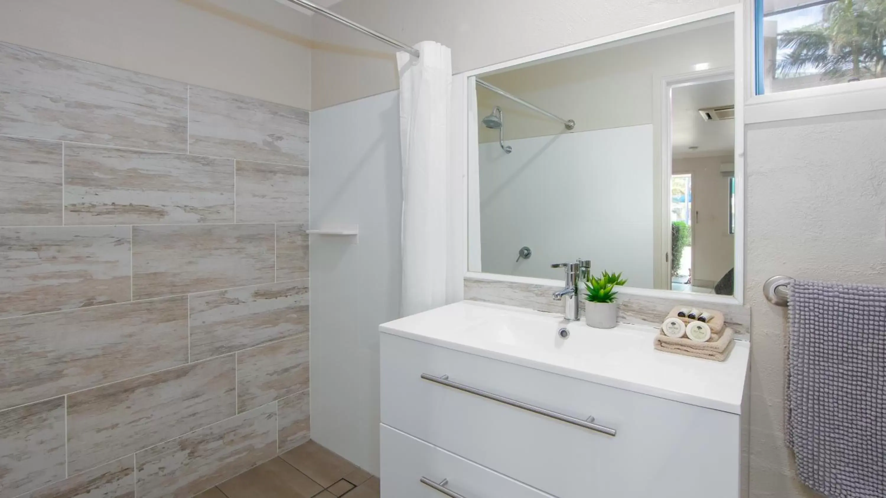 Shower, Bathroom in Yamba Twin Pines Motel